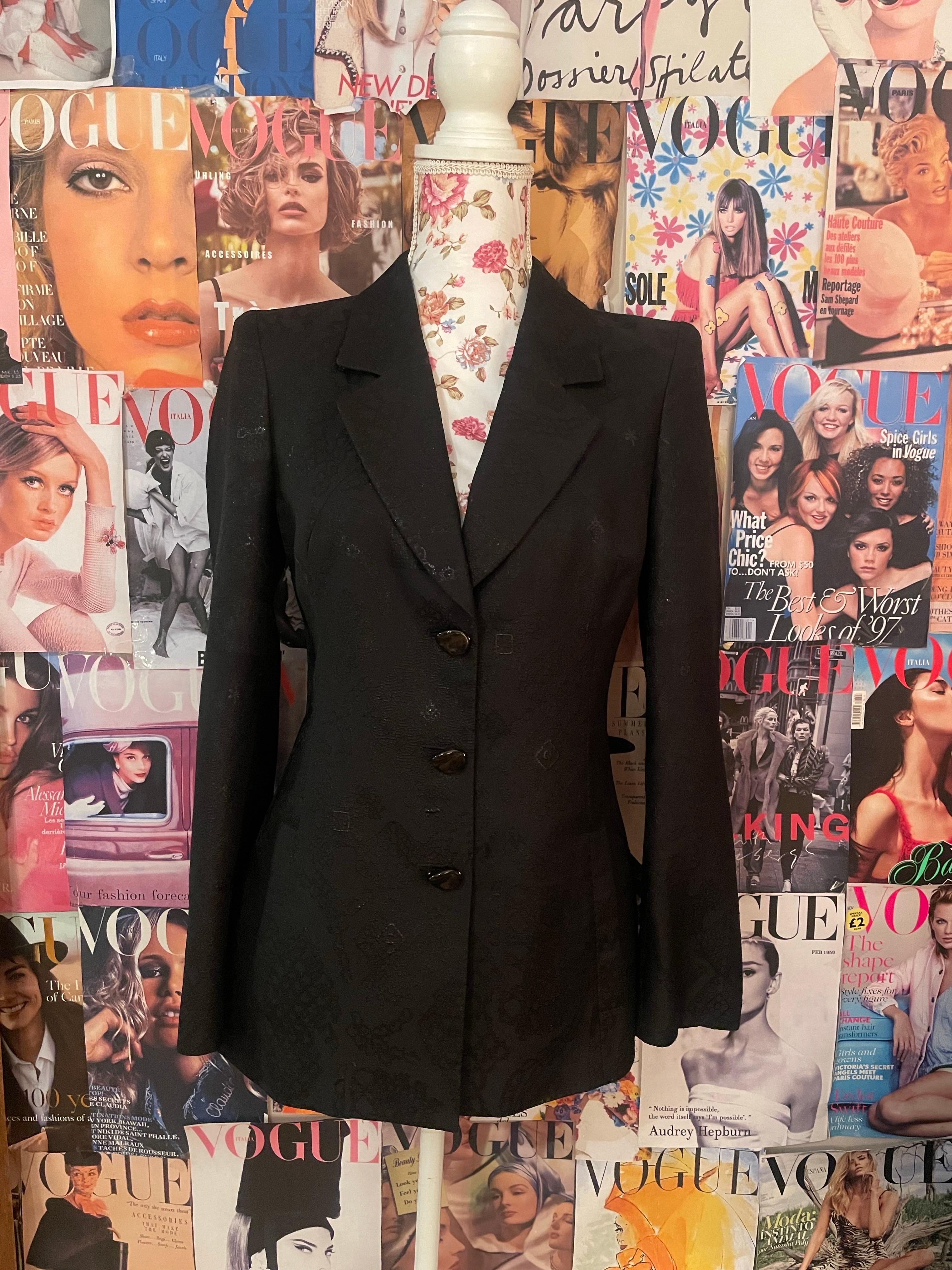 Giacca blazer nera vintage anni '90 di Christian Lacroix della collezione Bazar con paternità barocca. In perfette condizioni, quasi nuovo.

La collezione Bazar di Christian Lacroix è una delle linee più emblematiche create dal couturier francese.