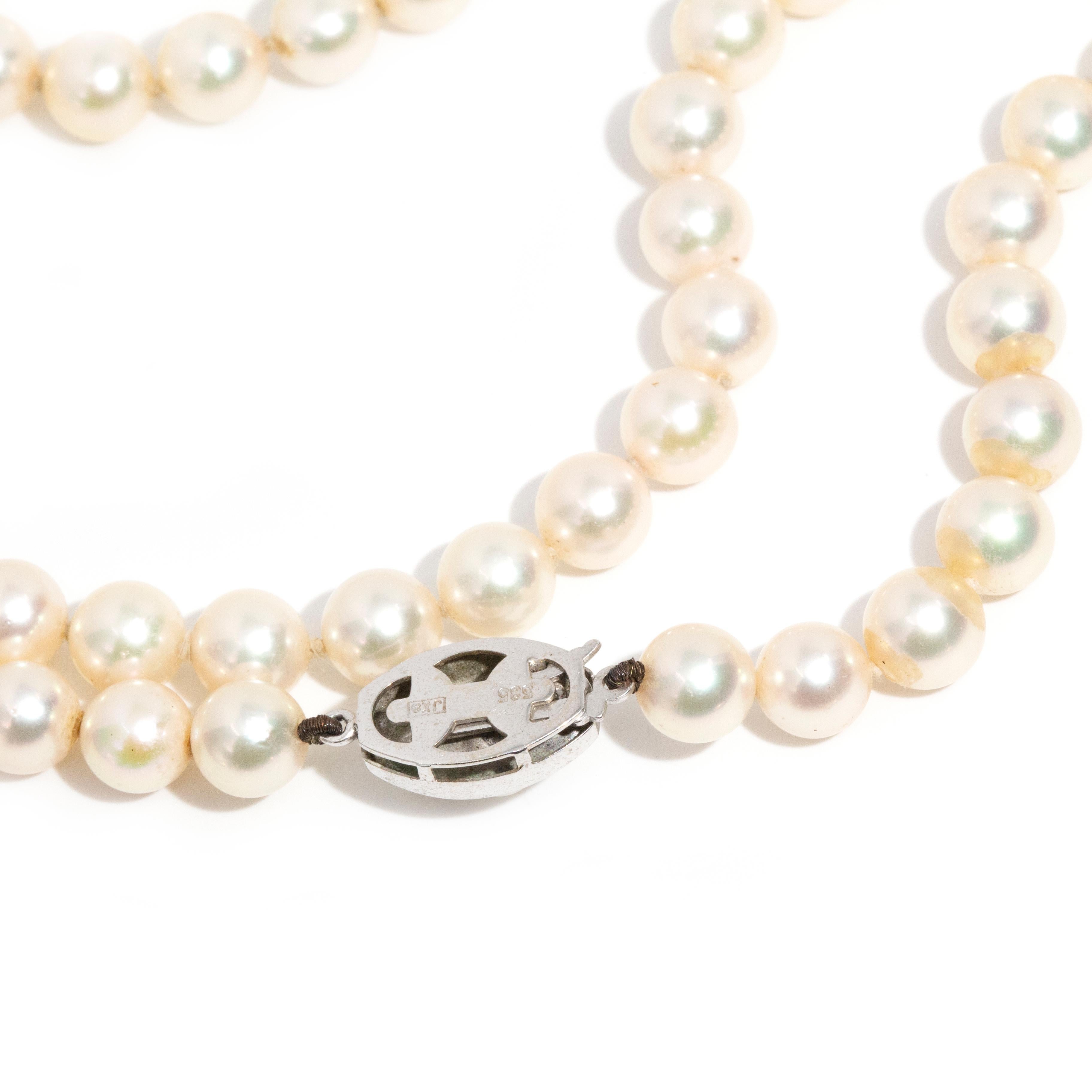 Vintage 1990s Cultured High Lustre Cream Colour Akoya Pearl Strand Necklace In Good Condition In Hamilton, AU