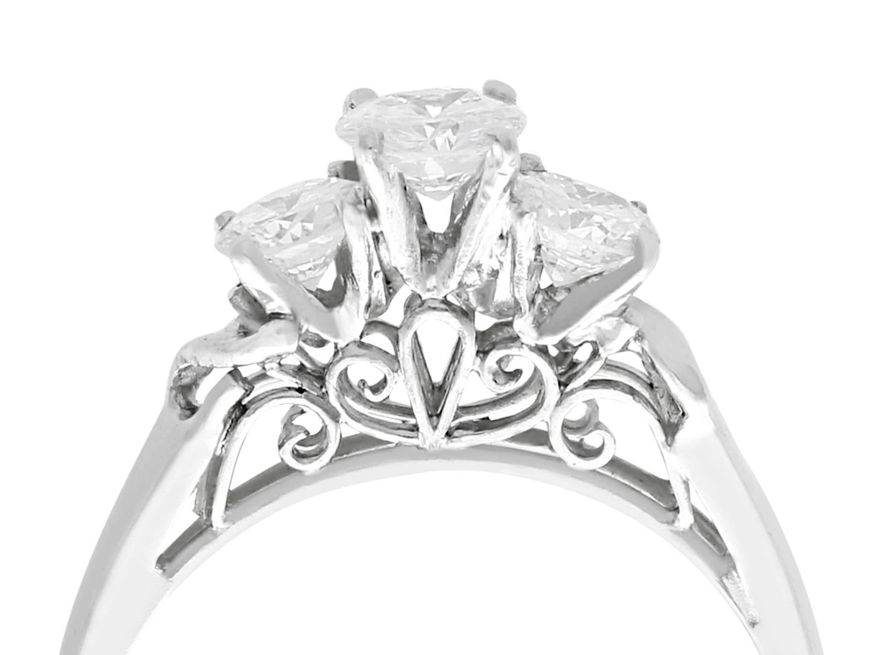 Vintage 1990er Jahre Diamant und Weißgold Drei-Stein-Ring (Romantik) im Angebot