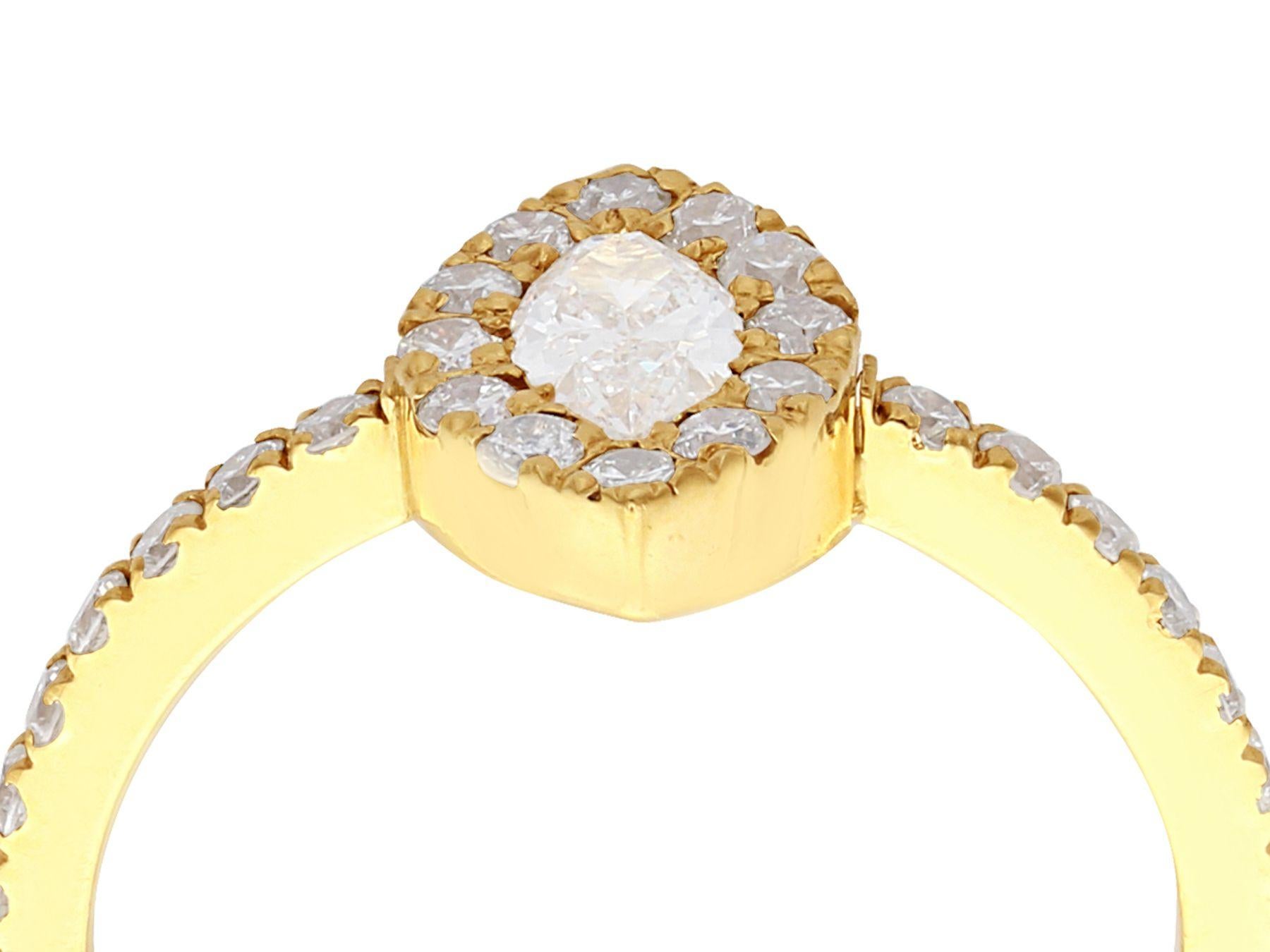 Vintage 0,82 Karat Diamant und 18K Gelbgold Cluster Ring (Rundschliff) im Angebot