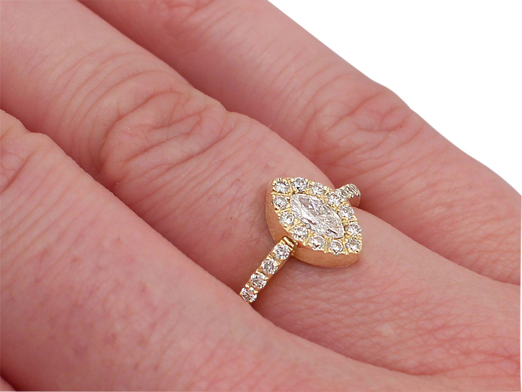 Vintage 0.82 Carat Diamond and 18K Yellow Gold Cluster Ring For Sale 1