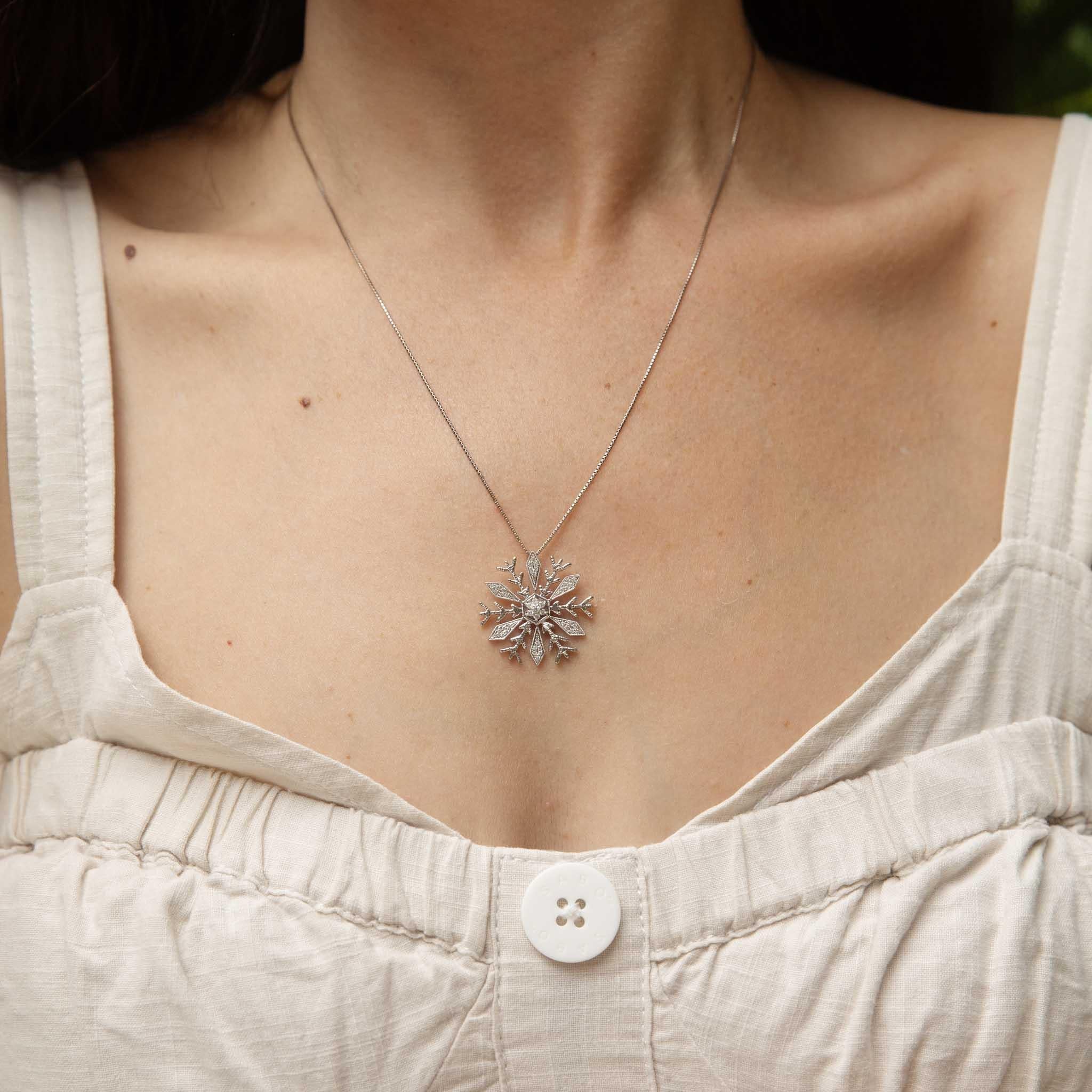 Brilliant Cut Vintage 1990s Diamond Snowflake Pendant & Chain 18 Carat White Gold For Sale