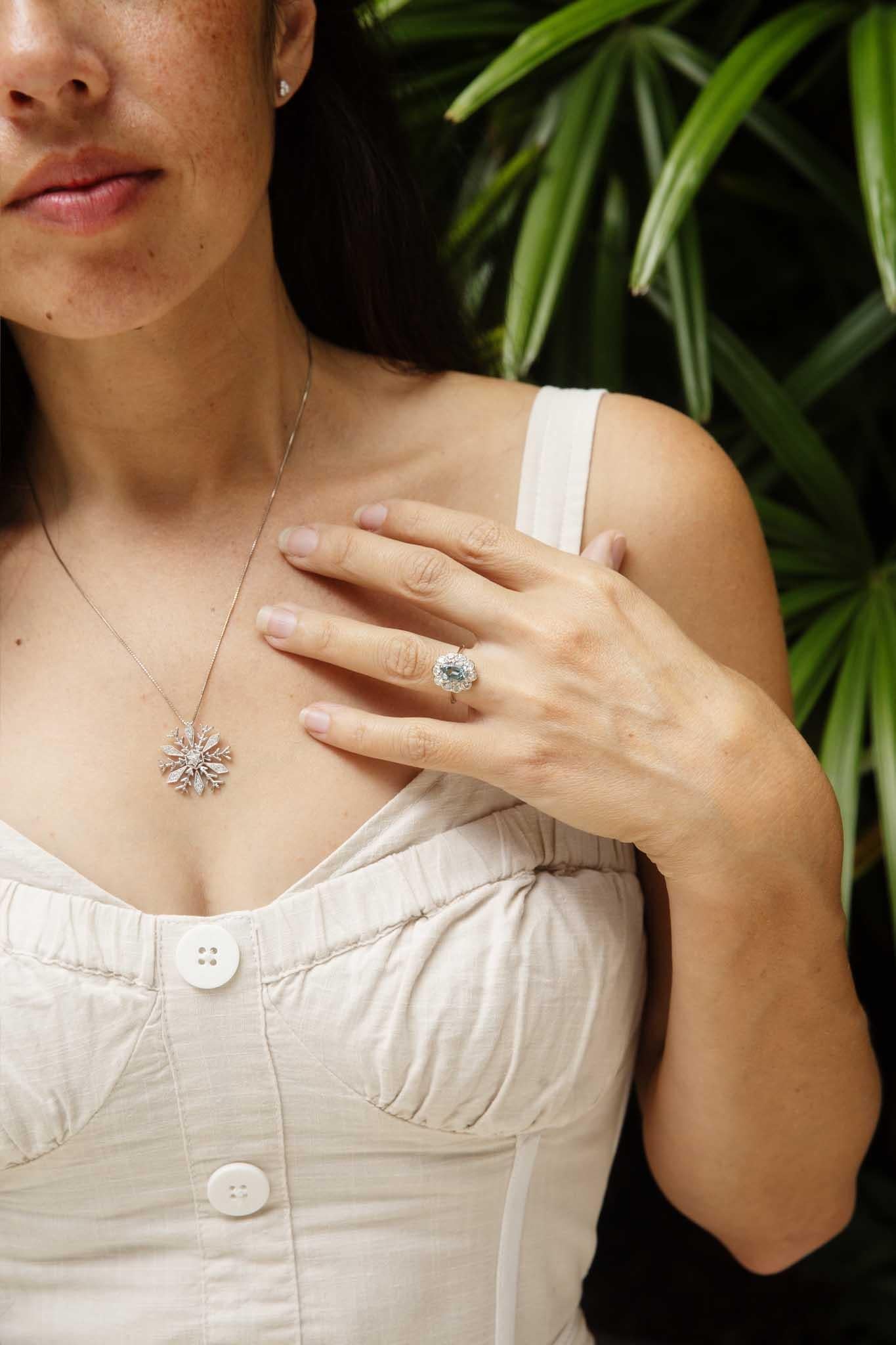 Women's Vintage 1990s Diamond Snowflake Pendant & Chain 18 Carat White Gold For Sale