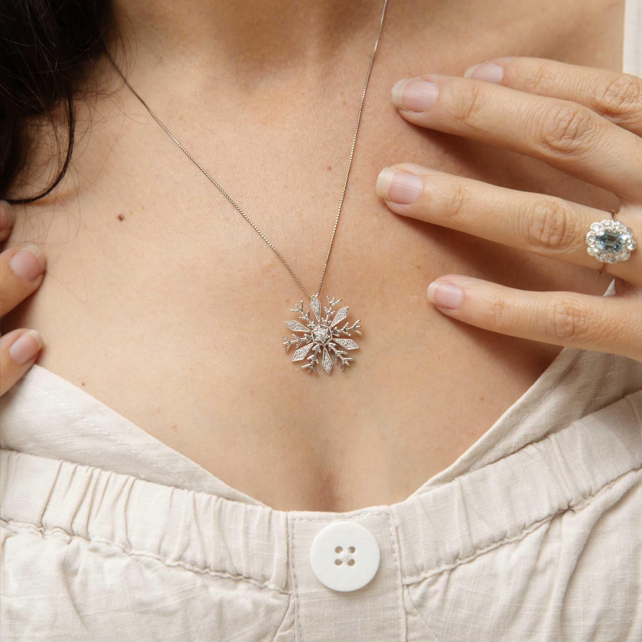 Vintage 1990s Diamond Snowflake Pendant & Chain 18 Carat White Gold For Sale 2