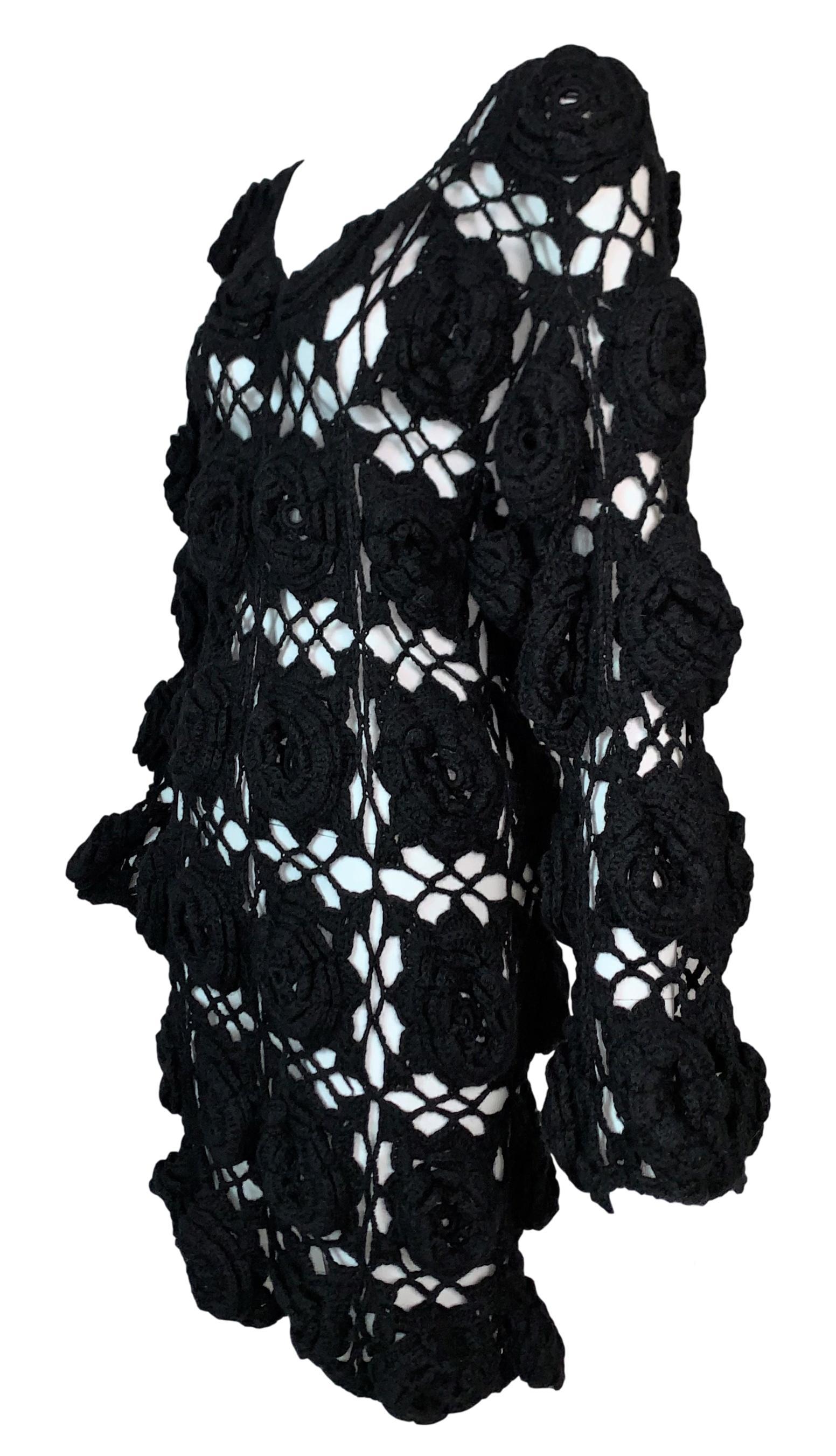 DESIGNER: Dolce & Gabbana del 1990, raro pezzo fatto a mano con un grande fiore 3-D su tutto il perimetro

Ti preghiamo di contattare per ulteriori informazioni e/o foto.

CONDIZIONE: Buona - nessun difetto

MATERIALE: Lana

PAESE DI PRODUZIONE: