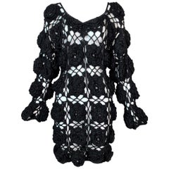 Vintage anni '90 Dolce & Gabbana Vestito nero trasparente con fiori all'uncinetto 3-D