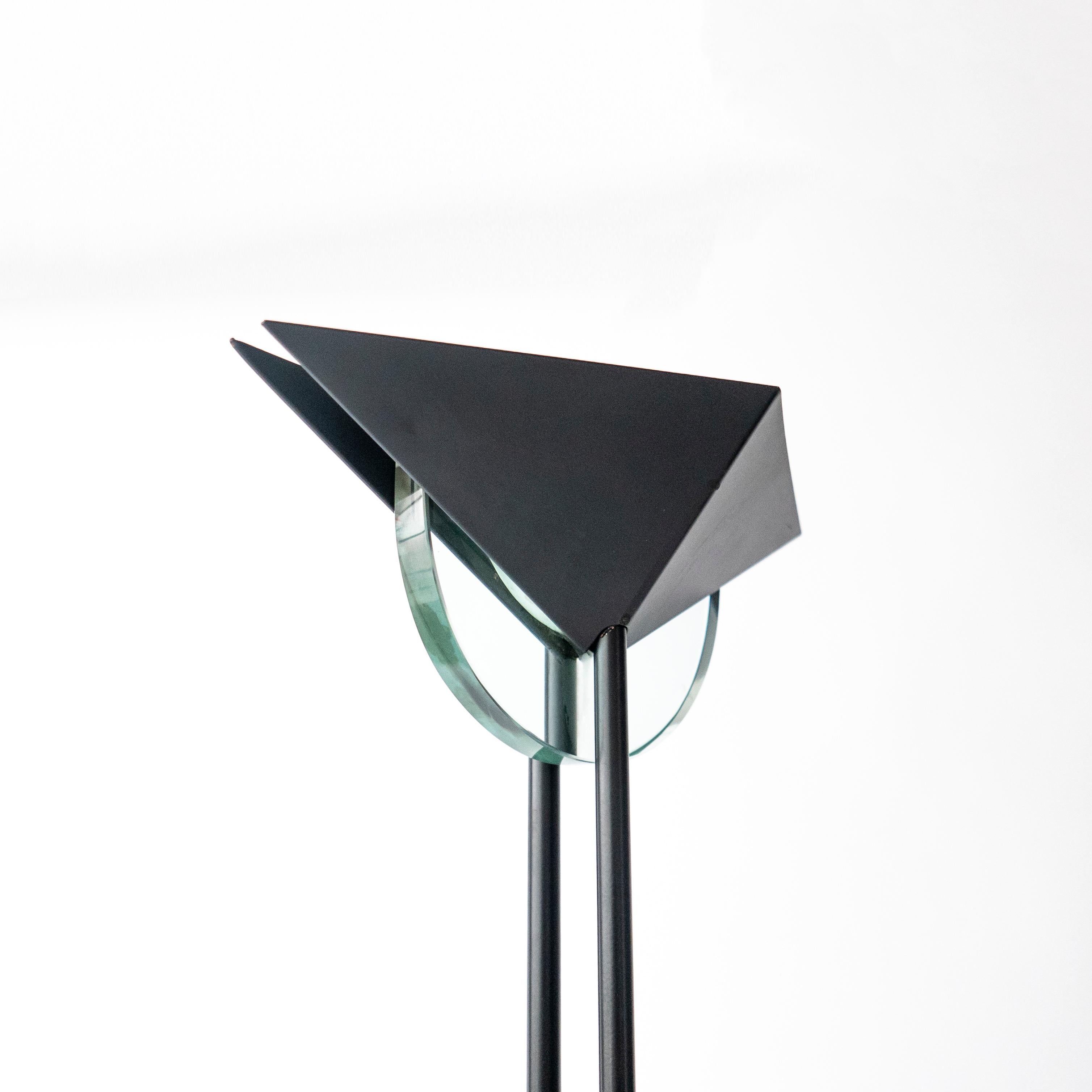 Stehlampe im Stil von Fontana Arte aus den 1990er Jahren aus schwarzem Metall und hellblauem Glas (Moderne) im Angebot