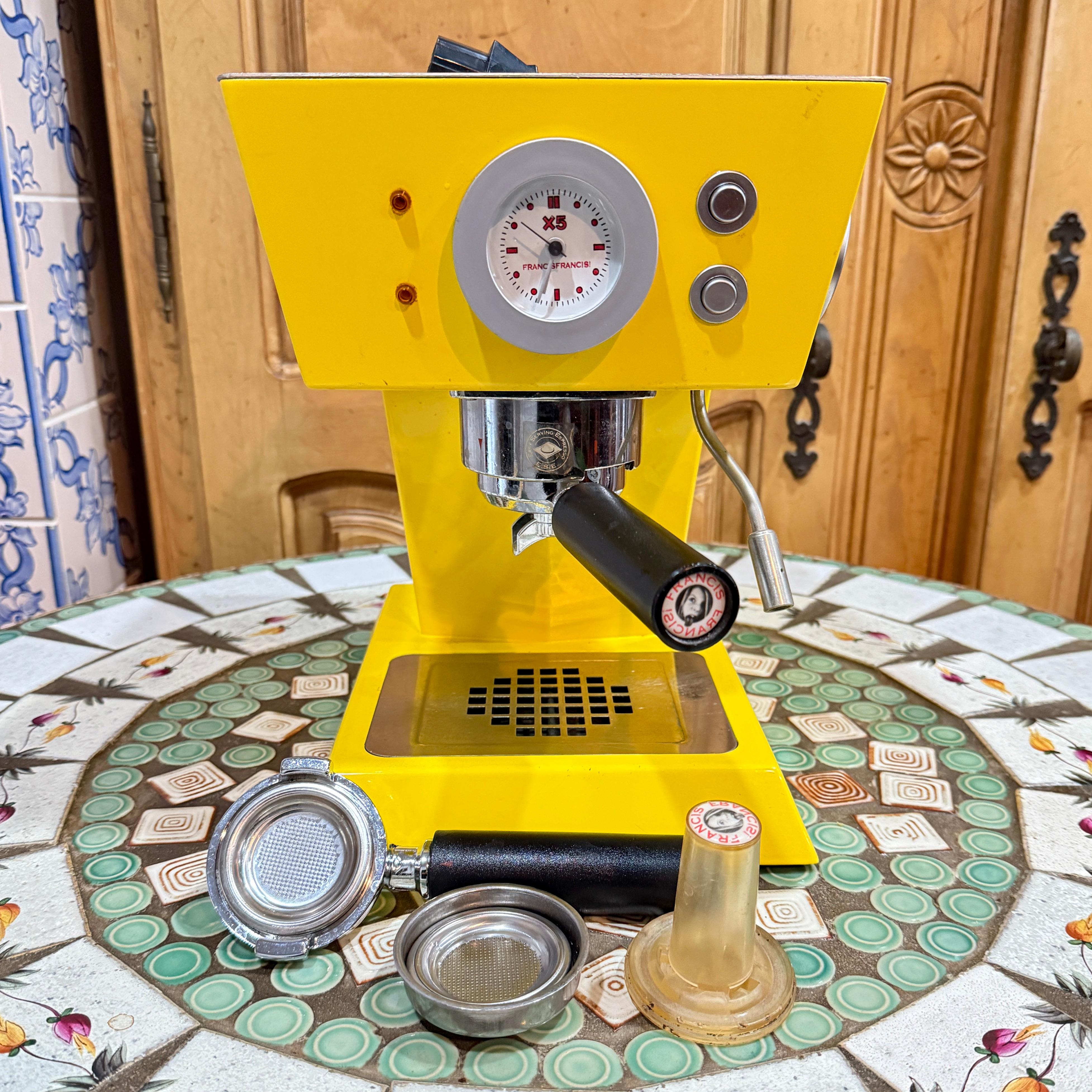 FRANCIS FRANCIS X5 Italienische Espressomaschine, kanariengelb

Francis-Francis Italienische Espressomaschine - Entworfen von
Luca Trazzi von Francis-Francis für illy. - Hergestellt in Italien, Anfang der 1990er Jahre

Sein kantiges und schräges