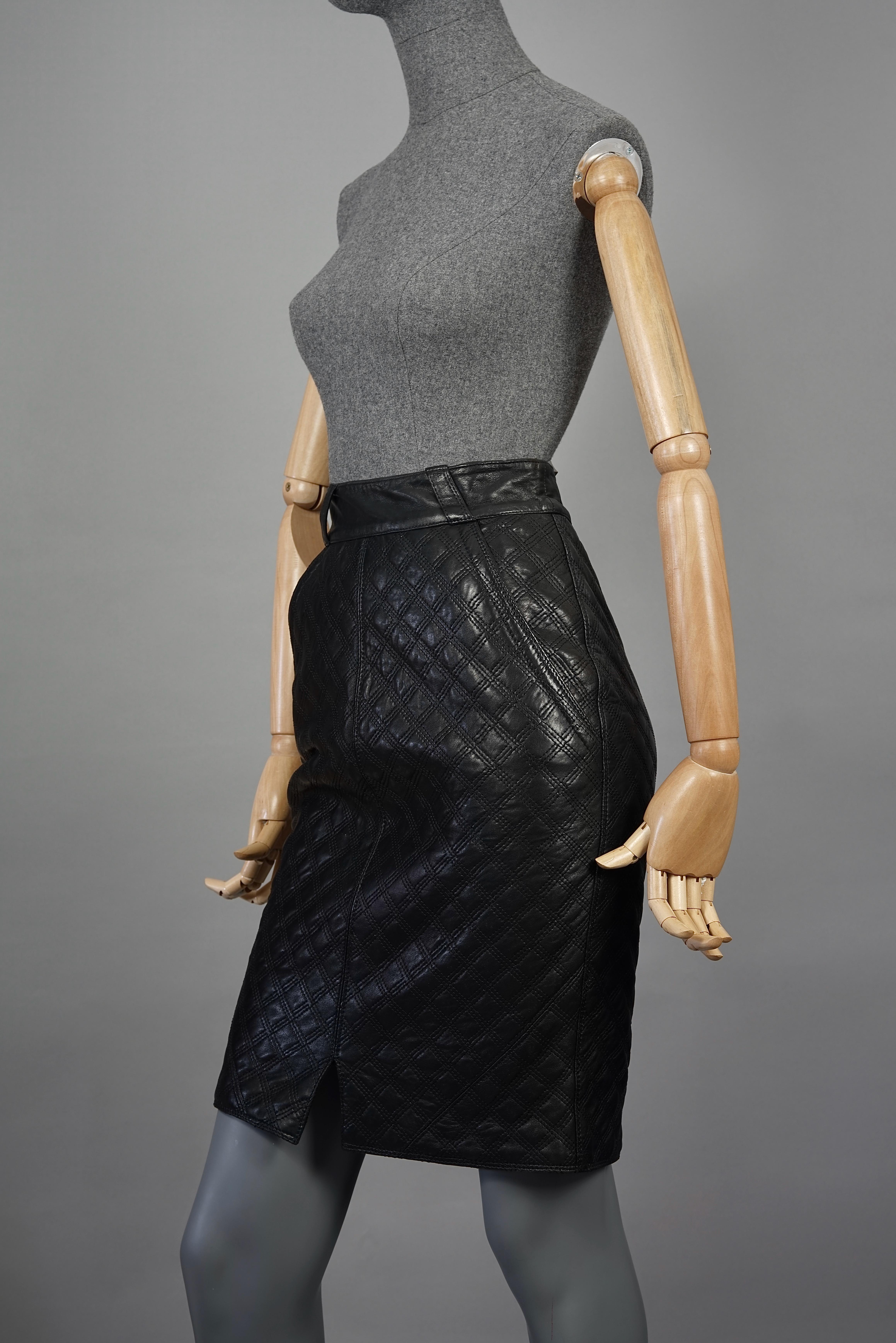 Vintage 1990s GIANNI VERSACE Black Quilted Leather Skirt In Excellent Condition For Sale In Kingersheim, Alsace