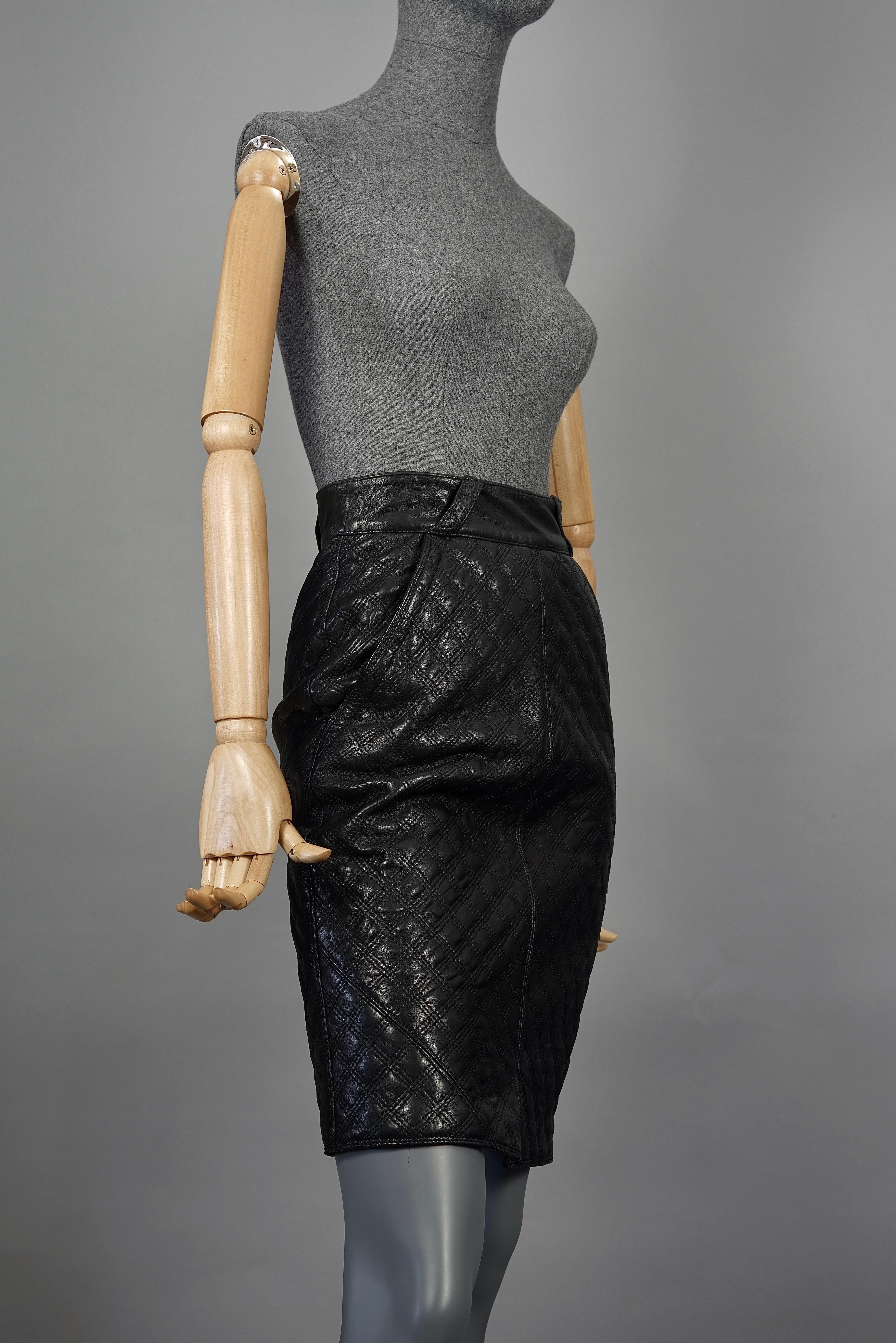 Women's Vintage 1990s GIANNI VERSACE Black Quilted Leather Skirt For Sale