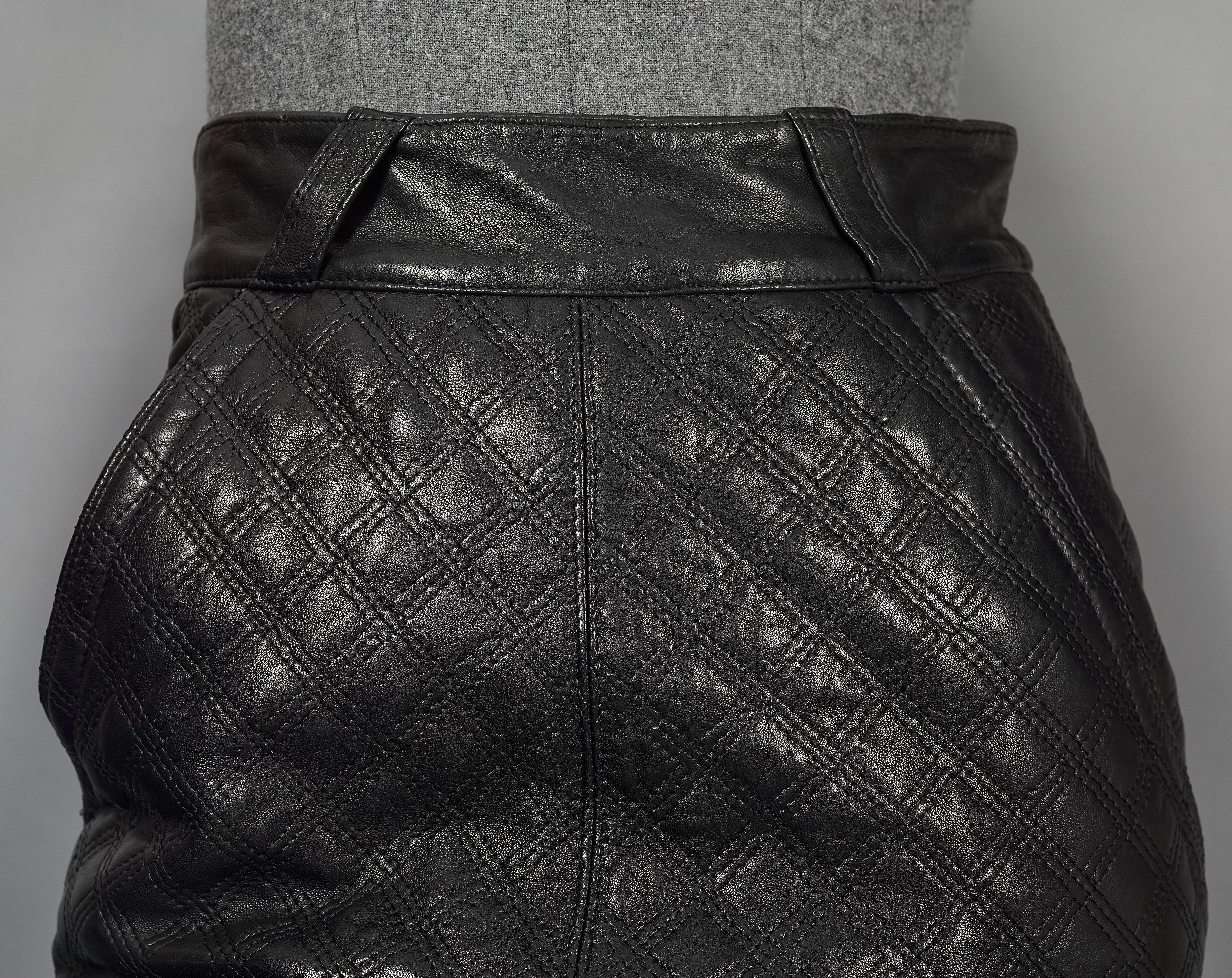 Vintage 1990s GIANNI VERSACE Black Quilted Leather Skirt For Sale 1