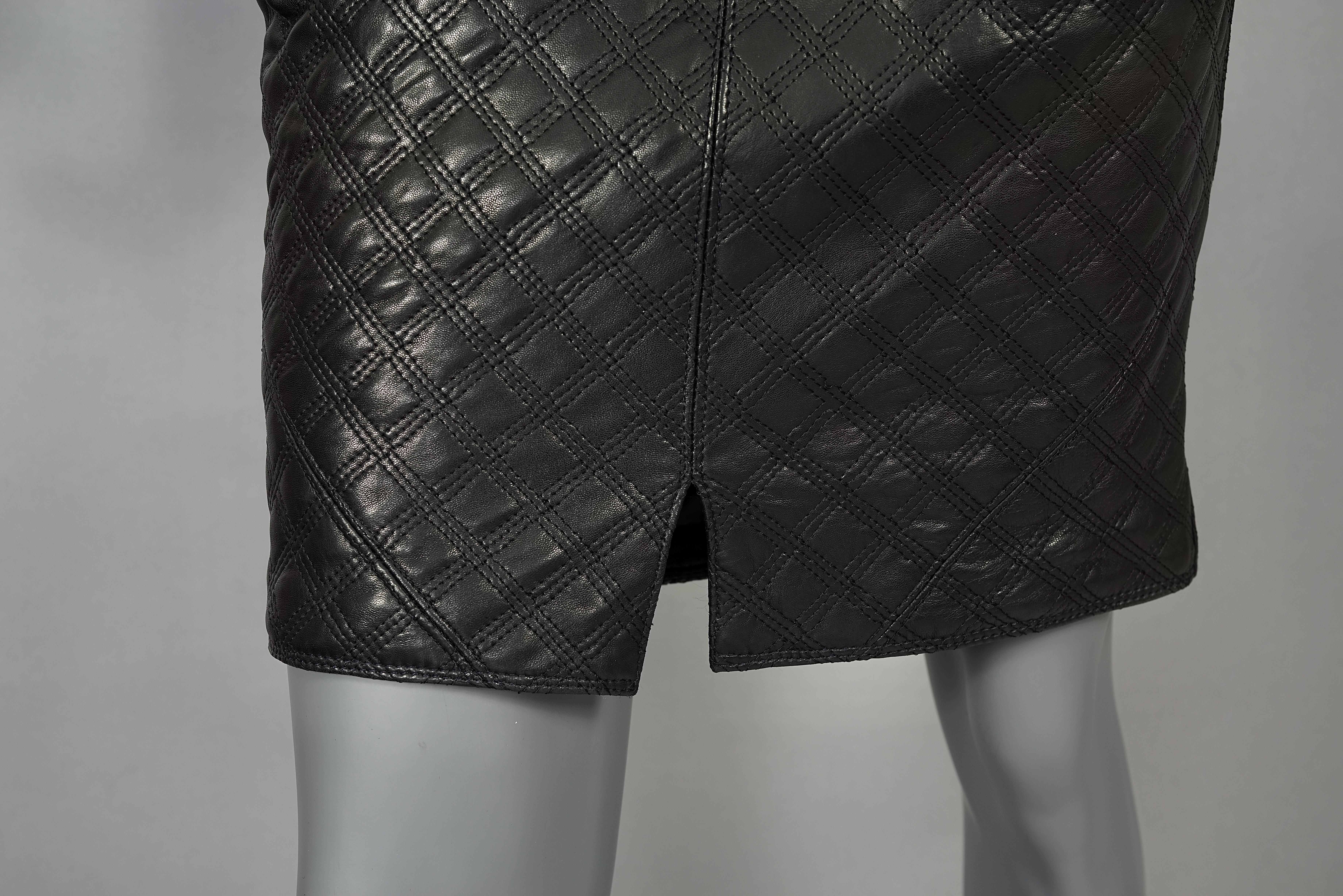Vintage 1990s GIANNI VERSACE Black Quilted Leather Skirt For Sale 2