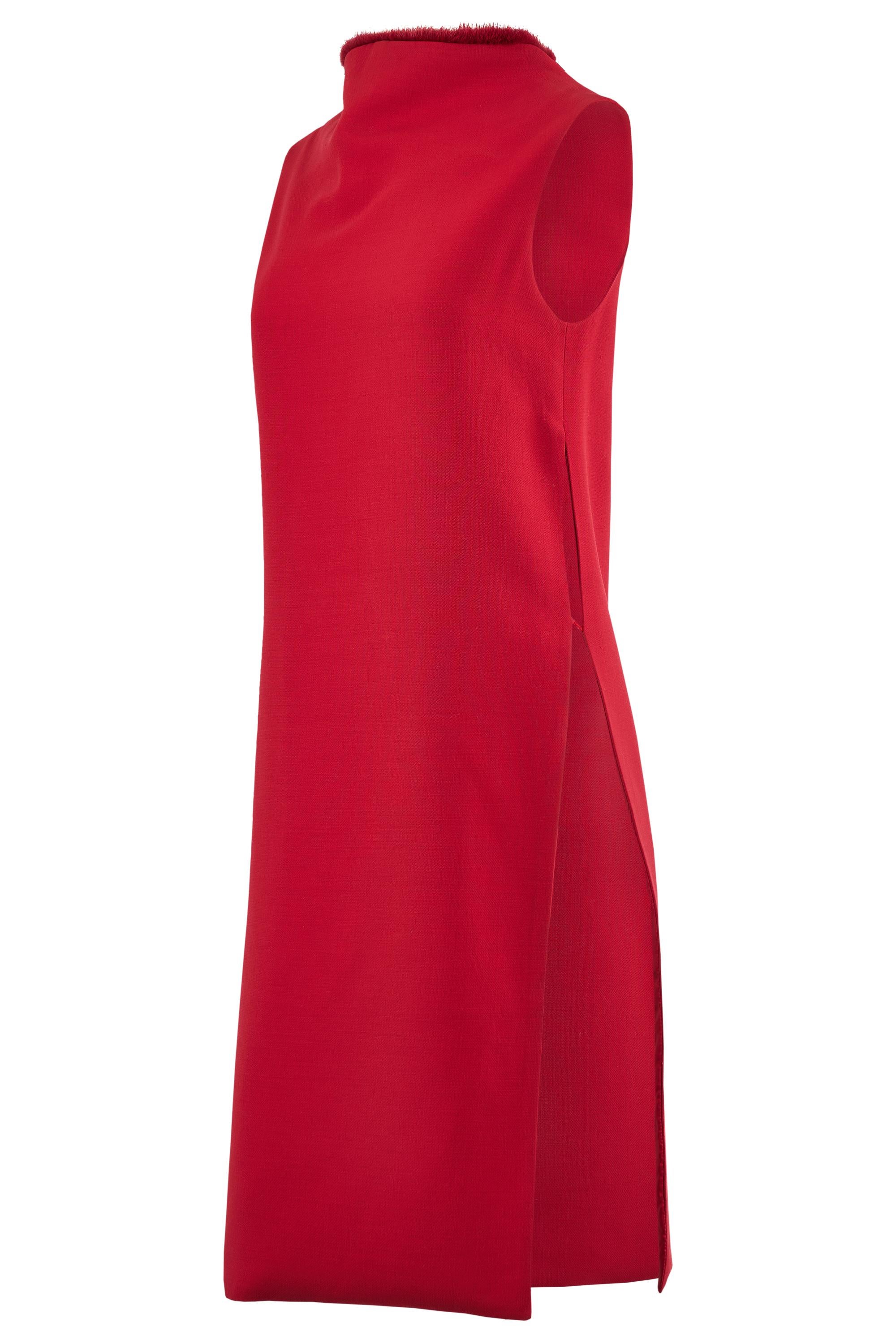 Vintage Gianni Versace couture  CIRCA 1990er Jahre Kleid. Es ist in einem leuchtenden Rot aus Wollstoff gehalten, hat einen hohen Ausschnitt mit dezentem rotem Pelzbesatz, eine ärmellose Silhouette und gewagte Seitenschlitze, die für Bewegung und