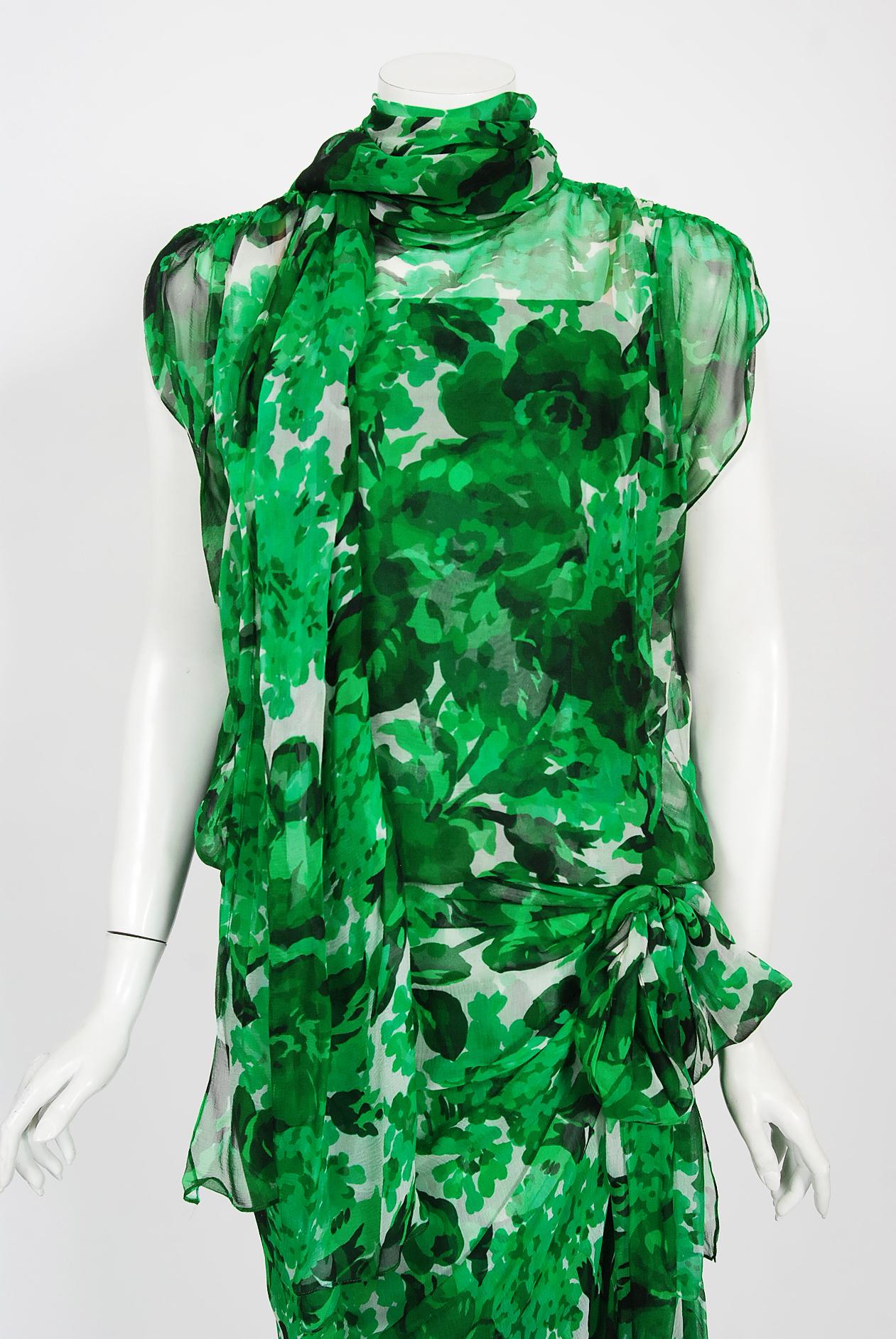 Ein wunderschönes smaragdgrünes, geblümtes Chiffonkleid aus Seide von Givenchy aus der Frühjahr/Sommer-Kollektion 1992. Givenchy, schon der Name steht für Glamour, raffinierte Eleganz, Schlichtheit und Stil. Sein Markenzeichen, die fließenden Linien