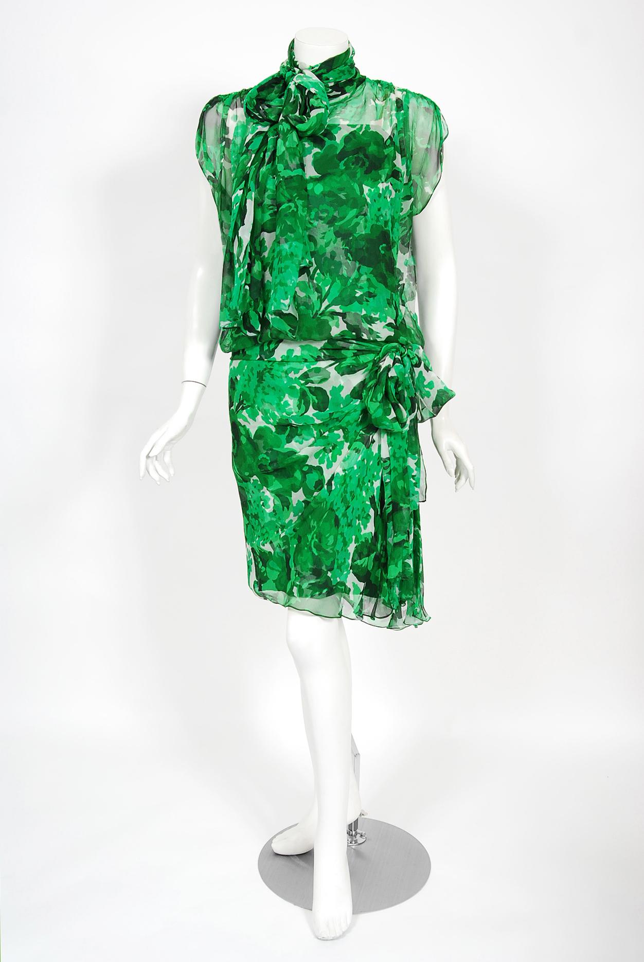 Vert Givenchy Paris - Robe drapée en mousseline de soie à imprimé floral vert, années 1990 en vente
