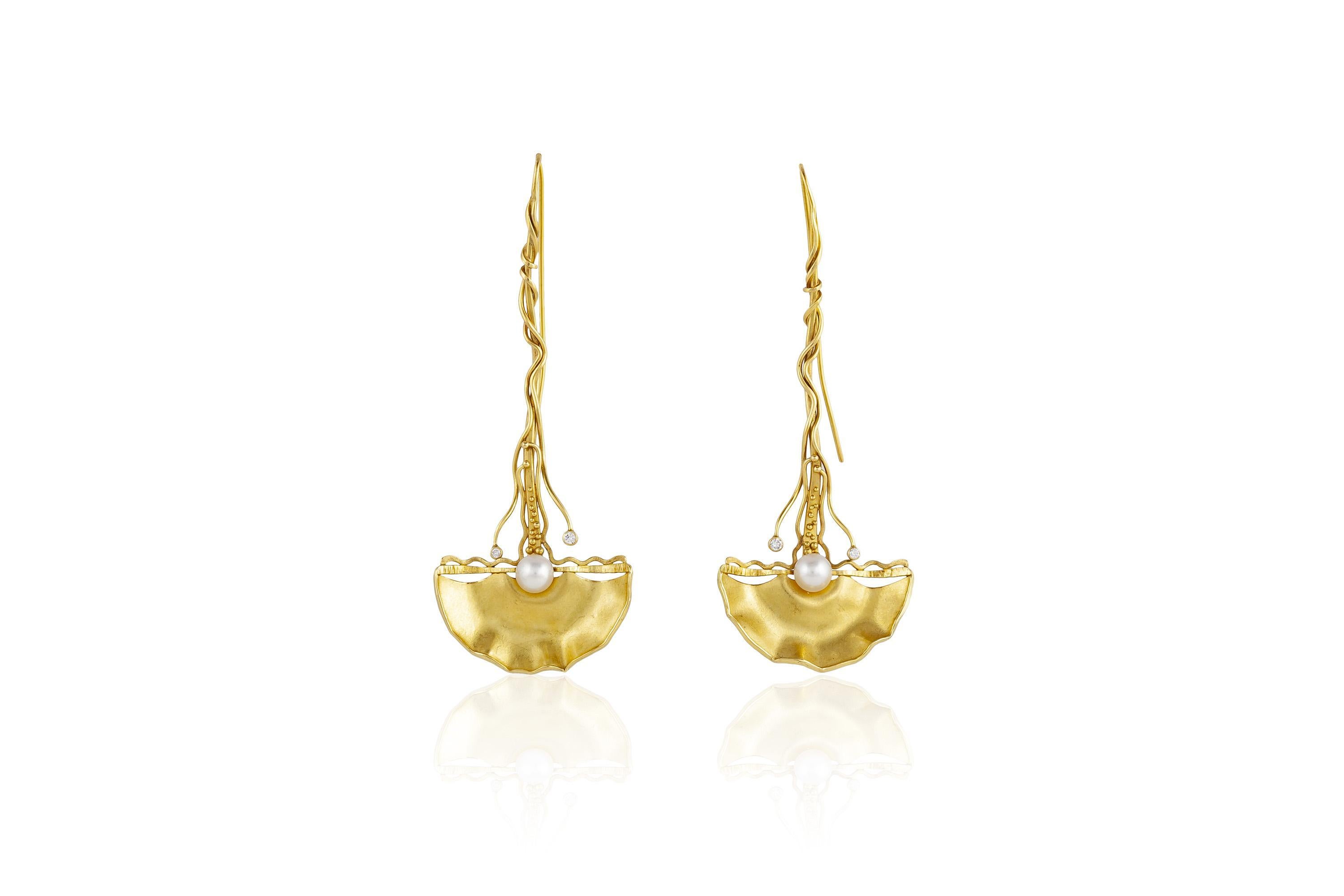 Vintage 1990s Gold Ginkgo Dangle Earrings with Pearls and Diamonds In Good Condition For Sale In New York, NY