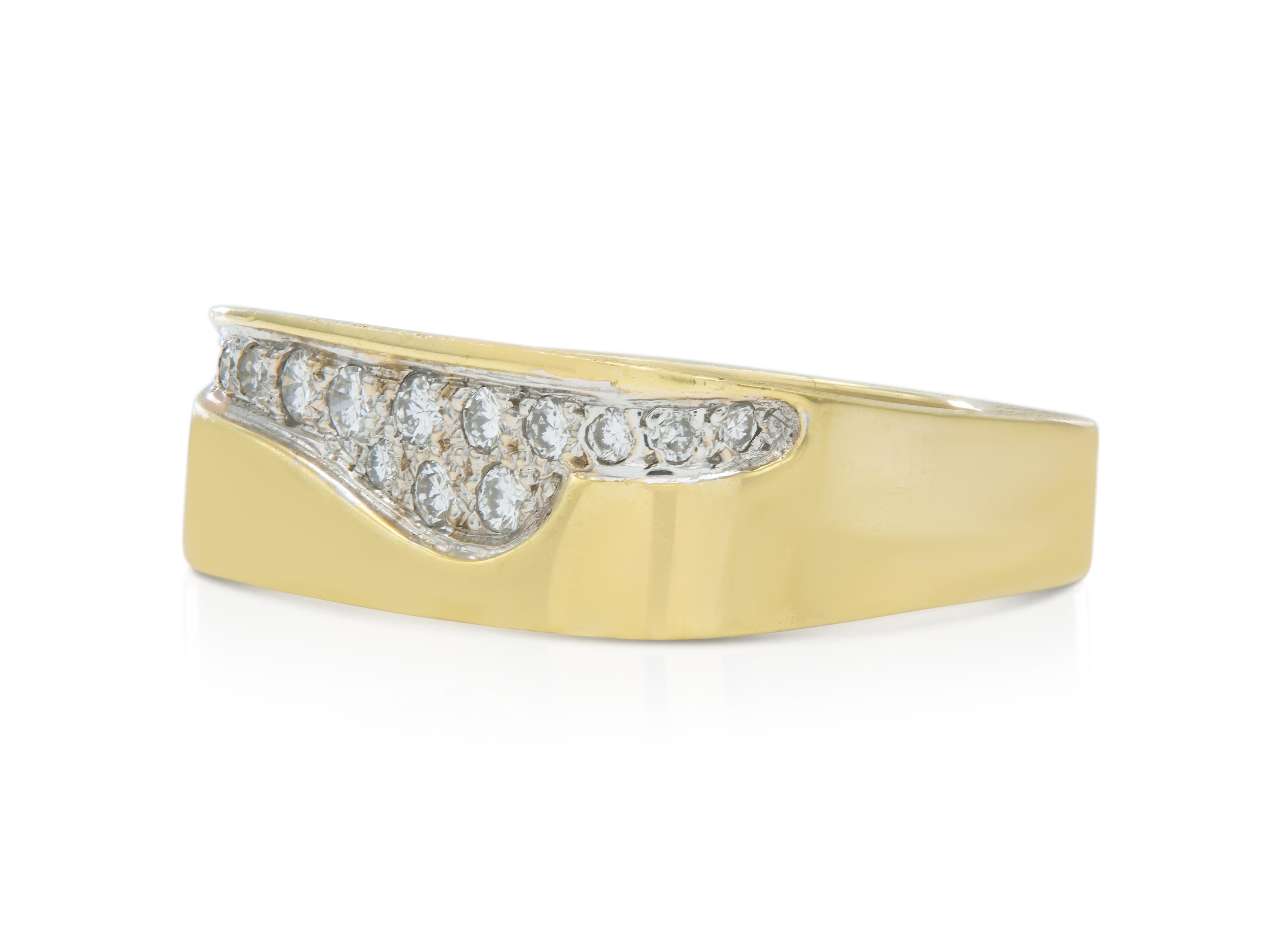 Finemente realizzato in oro giallo 14k con diamanti rotondi taglio Brilliante per un peso totale di circa 0,70 carati.
Circa anni '1990
Misura 6 1/4, ridimensionabile