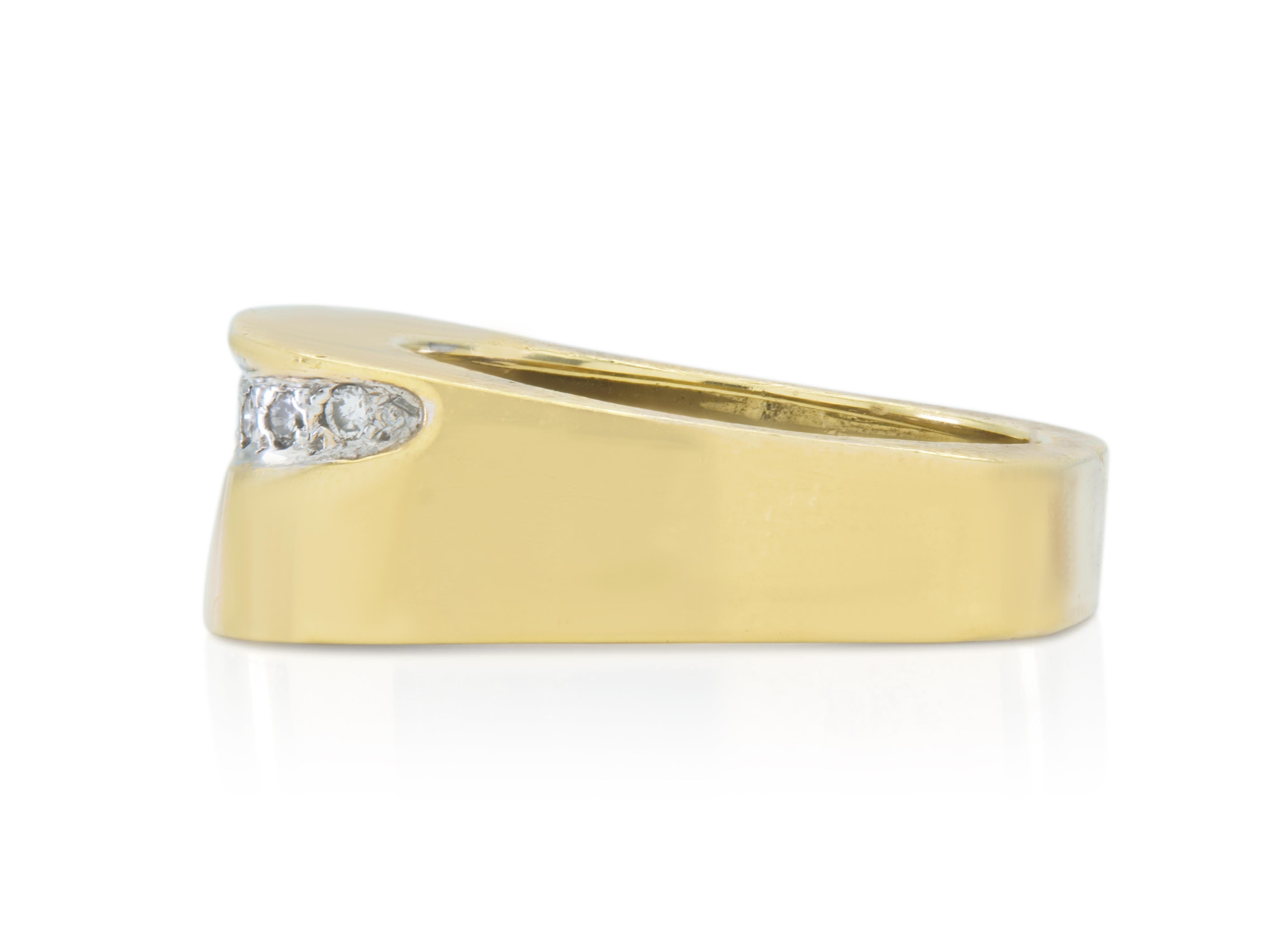 Taglio rotondo Vintage 1990s Gold Square Ring with Diamonds in vendita