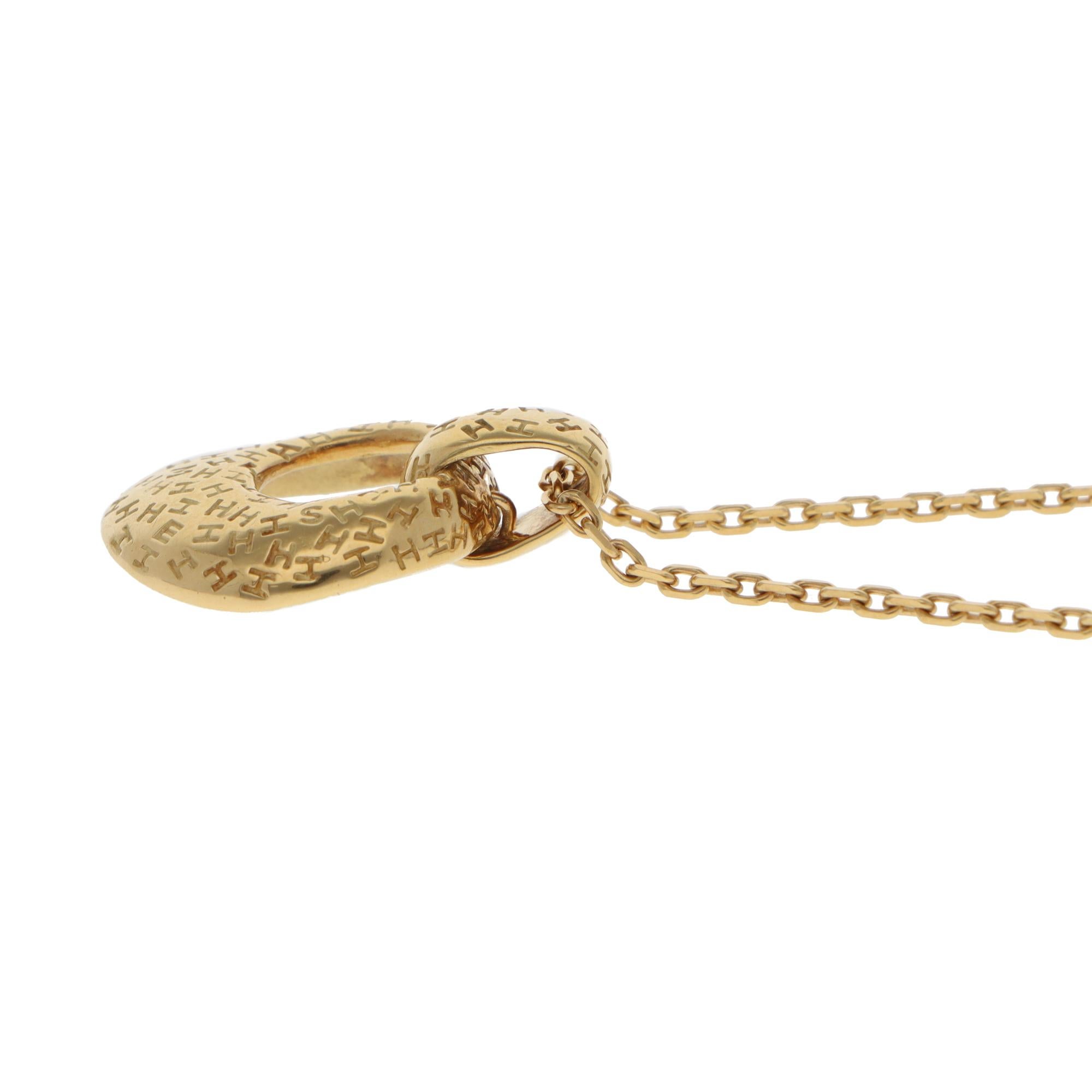 Vintage 1990's Hermès Open Circle Pendant Necklace in Yellow Gold In Excellent Condition For Sale In London, GB