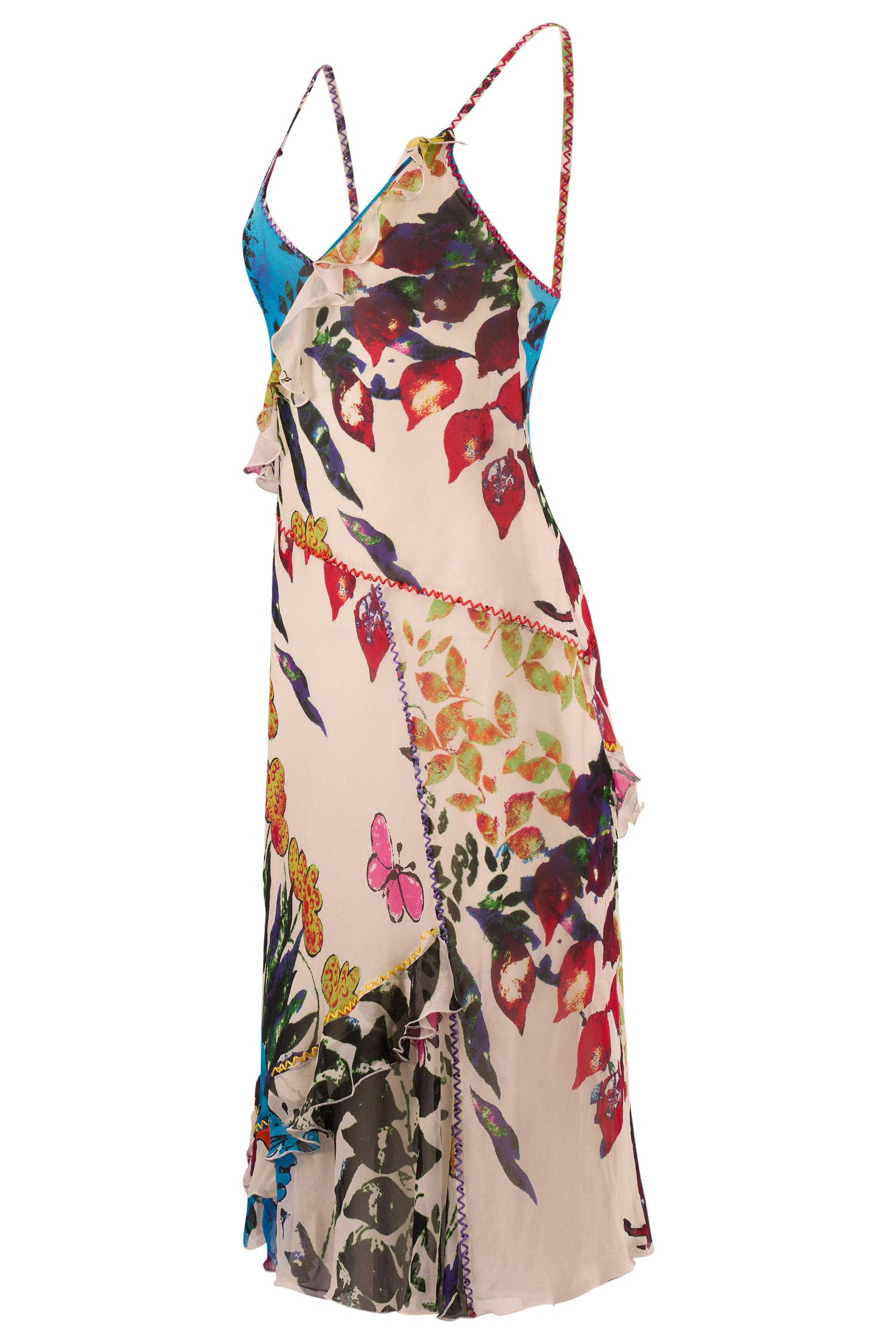 Vintage Iceberg 1990's geblümtes Slip-Kleid. Mit Seidenbody und mittellanger Silhouette,  Asymmetrische Paneelkonstruktion mit kühnen botanischen Drucken und Schmetterlingen. Rüschenbesatz an den Rändern. Zarte Spaghetti-Träger und ein luftiger
