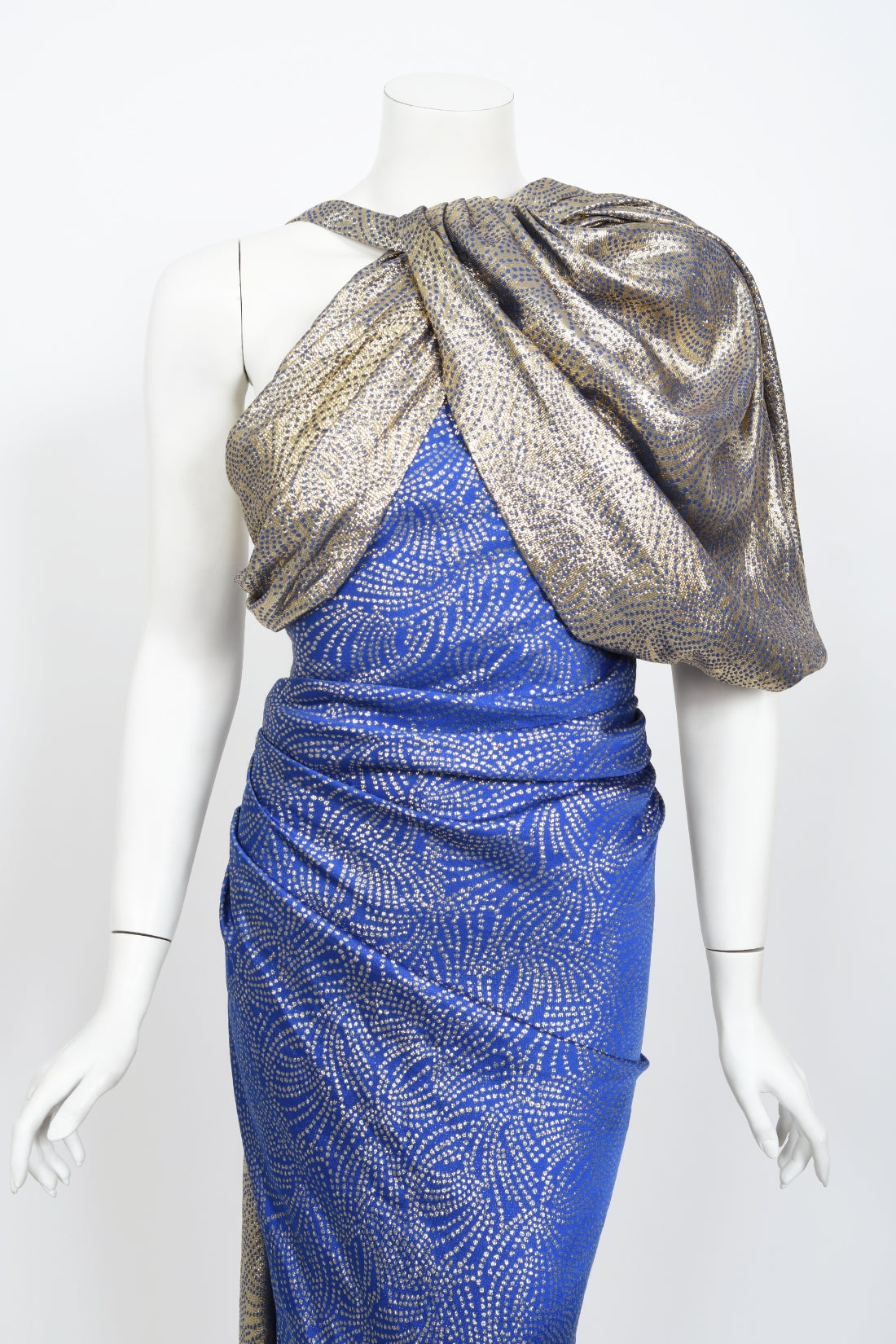 Robe asymétrique vintage en soie bleue métallisée coupée en biais Jacqueline de Ribes, années 1990 Excellent état - En vente à Beverly Hills, CA