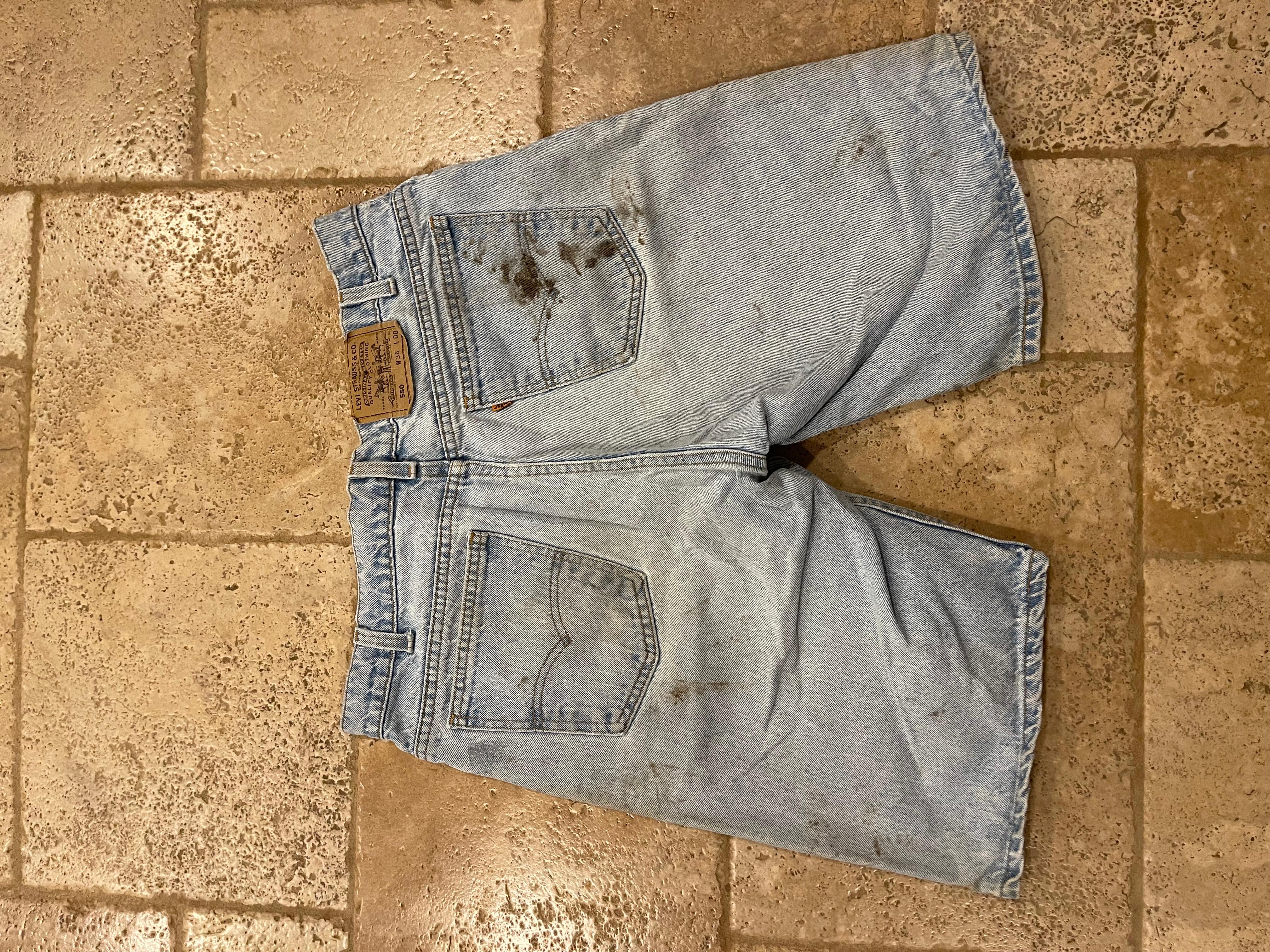 Vintage Levi’s 550 Denim Shorts
Size 36 (fits more like a 34; see measurements)
Vintage condition (do not expect it to look brand new; view all detailed pics)

Paint, Oil and dirt stains on it. Can look amazing when worn correctly.
From the early