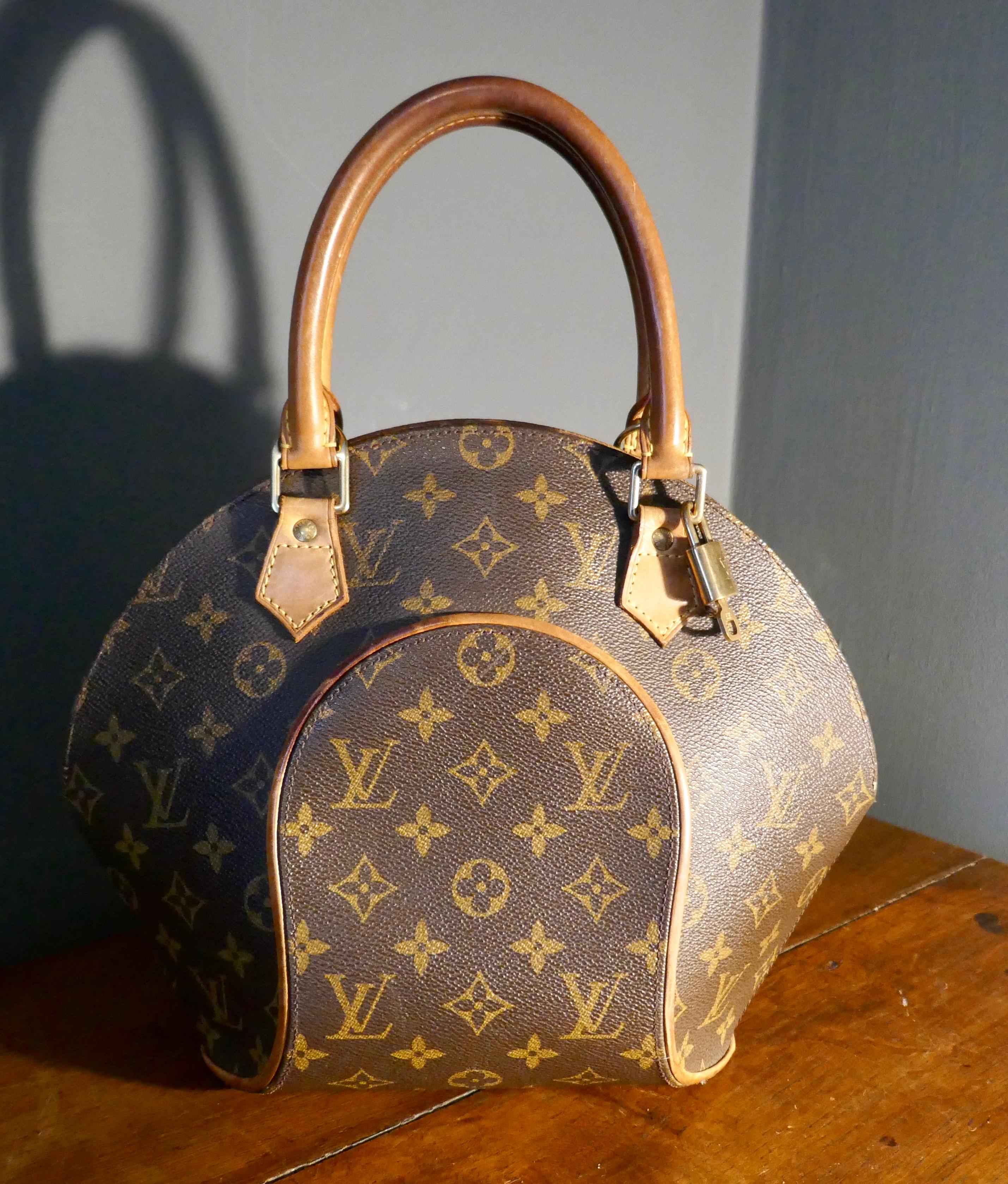 Vintage 1990s Louis Vuitton Ellispe MM Hand Bag

The Ellipse MM is a stiff bag featuring rolled vachetta handles, made in Monogram canvas with vachetta trim, a double top zip closure, an interior flat pocket, and a D-ring, monogram studs, original