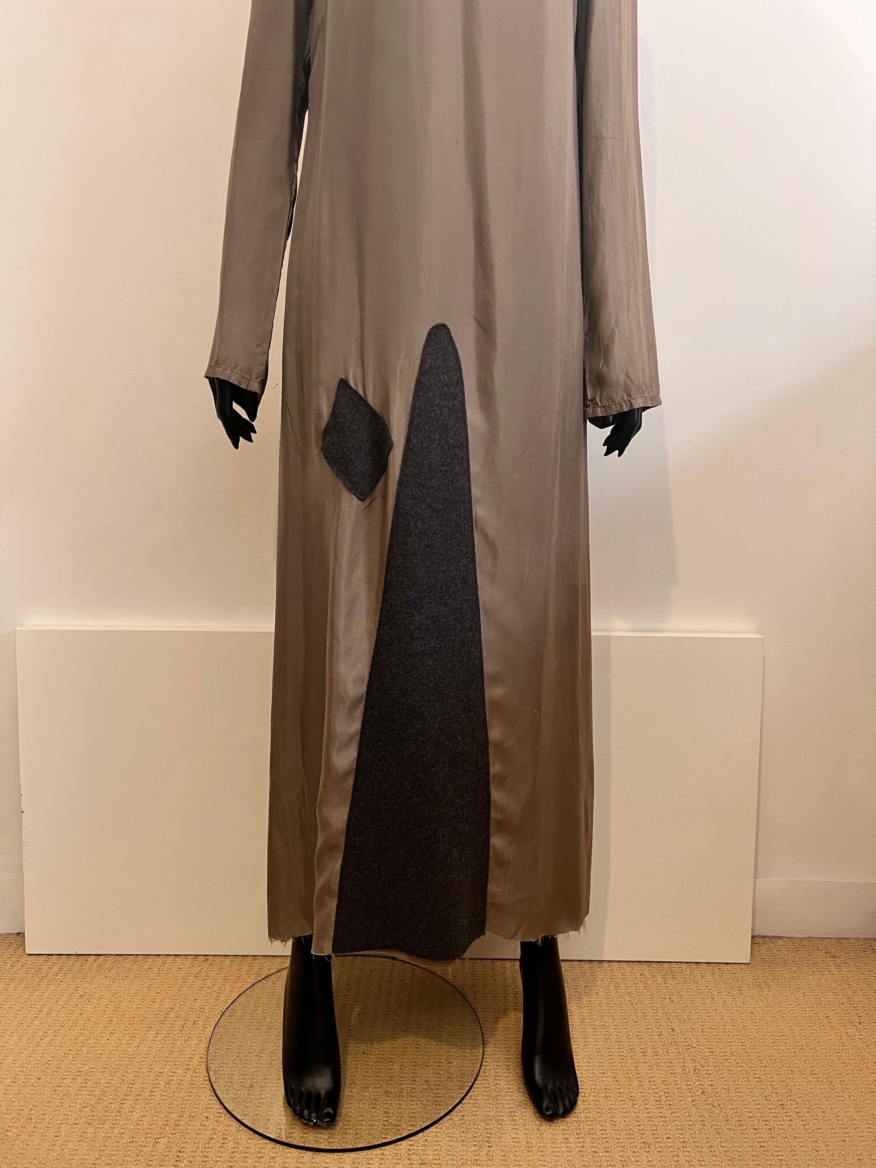 Vintage 1990's Martin Margiela A-Linie langes dekonstruiertes Kleid mit Filzpatches (Braun) im Angebot