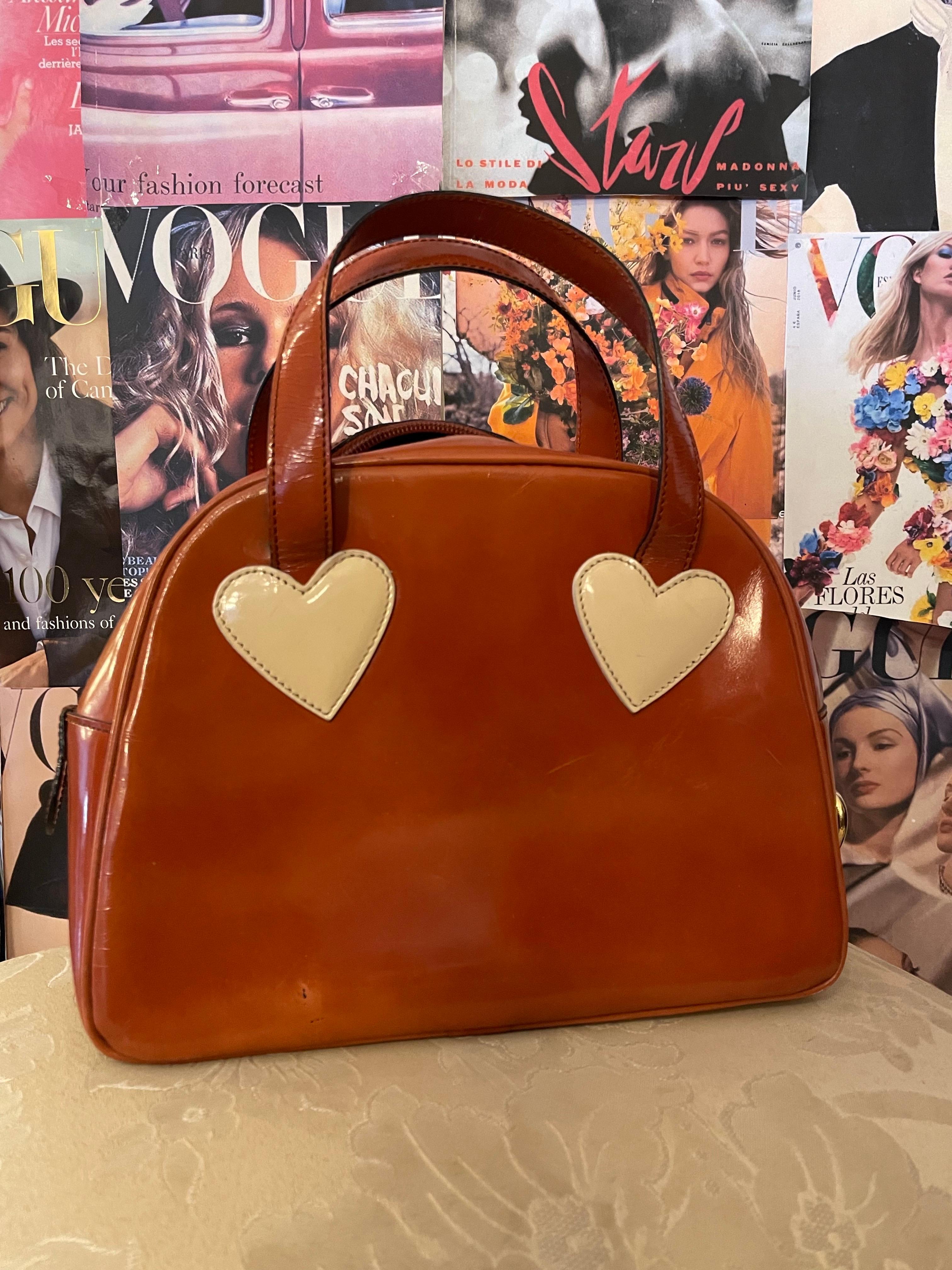Beautiful and rare Vintage 1990s Moschino by redwall bowling bag. This piece was previously owned and gently worn you can see little signs of use or show signs of fading barely noticeable and is in a good overall state.
It is a brown version of the