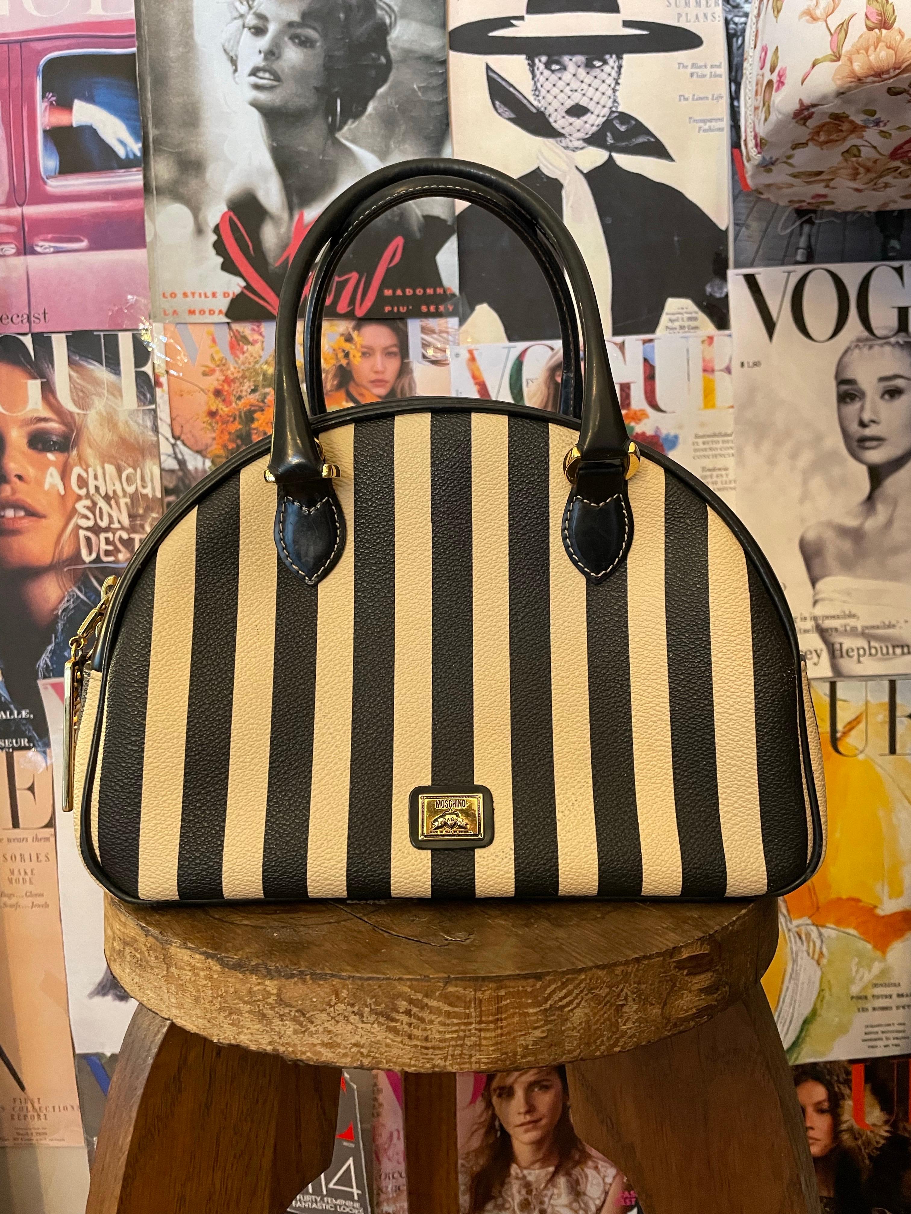 Beautiful and rare Vintage 1990s Moschino by redwall bowling bag. This piece was previously owned and gently worn you can see little signs of use or show signs of fading barely noticeable and is in a good overall state. 

Dimensions in CM  : 24 CM 