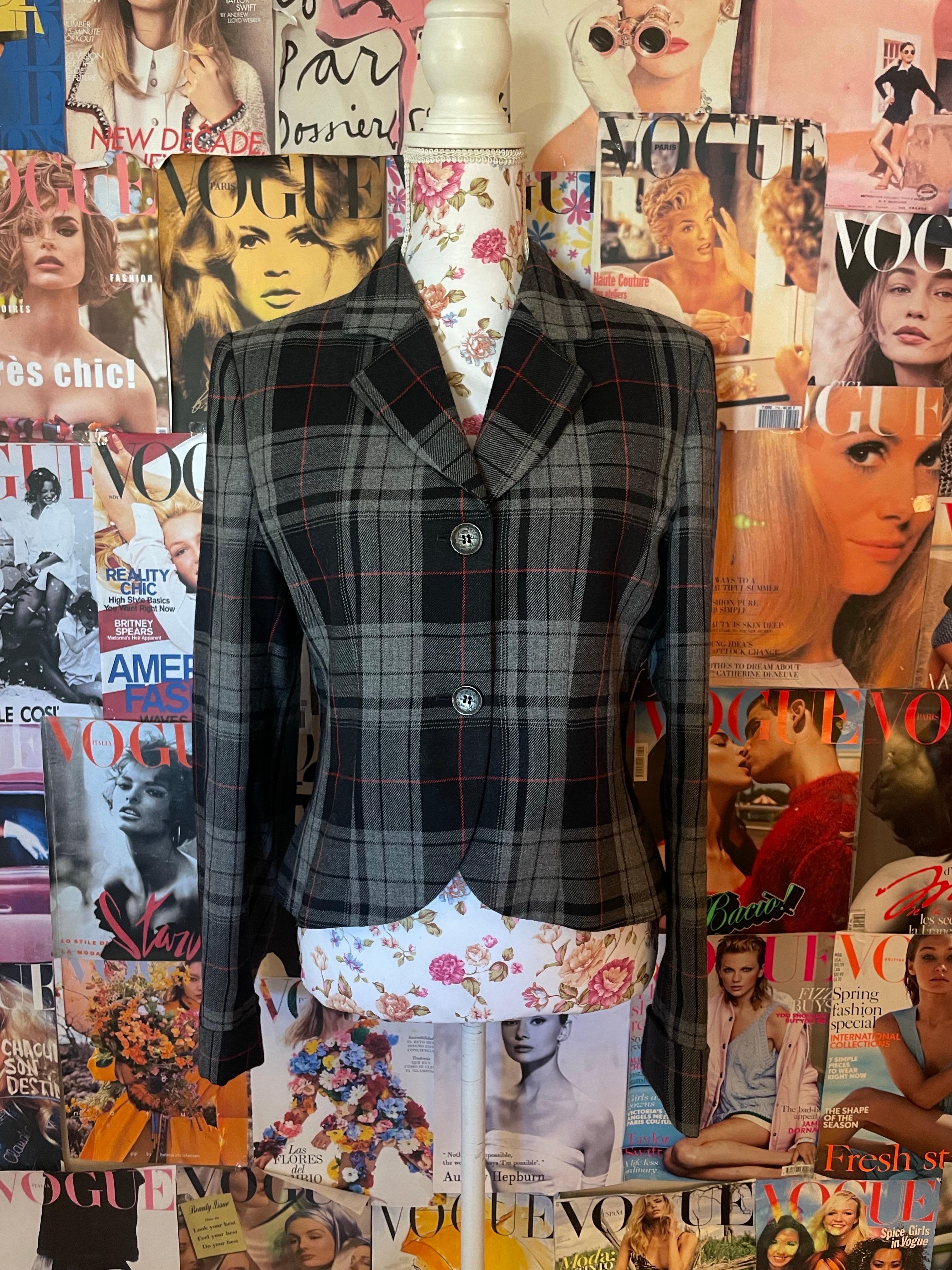 Giacca blazer a quadri vintage degli anni '90 della collezione Moschino Cheap and Chic, questo capo è stato visto sull'iconica Fran fine della sitcom di successo La Tata e sulle pubblicità promozionali dello show, oltre che sulle copertine dei DVD.