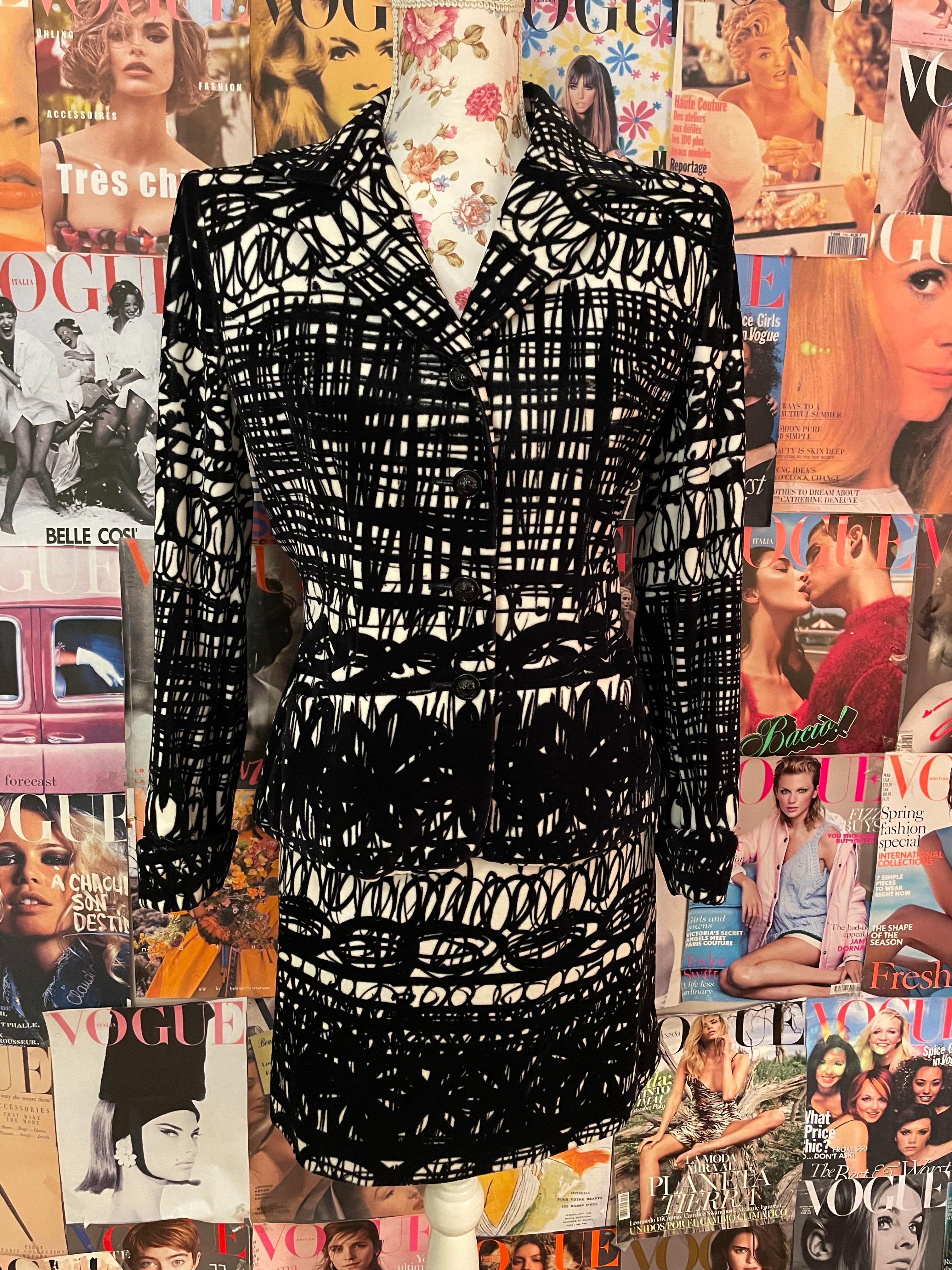Vintage 1990s abstract suit (jacket and skirt) by Moschino Cheap&Chic black and white version of the one seen on the ICONIC Fran fine on the hit sitcom the Nanny, In perfect condition.

Sizes :
Fr 40
It 44
US 10
UK 12


Measurments laid flat in