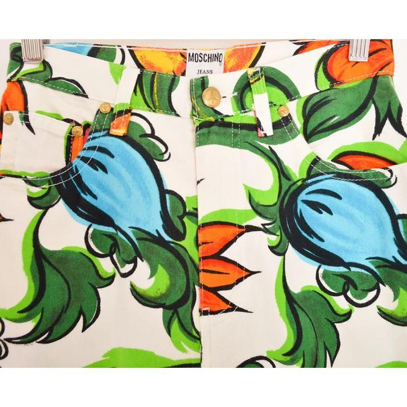 Incredibile jeans vintage anni '90 Moschino a fantasia floreale astratta e colorata con vita alta. 

(La camicia abbinata è disponibile anche nel nostro negozio, insieme a molti altri pezzi vintage Moschino e set