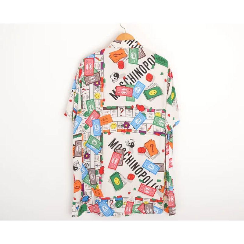 Incroyable chemise Vintage 1990's Moschino 'Monopoly' imprimée à manches courtes, dans un motif amusant aux couleurs vibrantes. 

FABRIQUÉ EN ITALIE

Caractéristiques :
Manches courtes
Boutons sur le devant
poche de poitrine
Monopoly Board Game