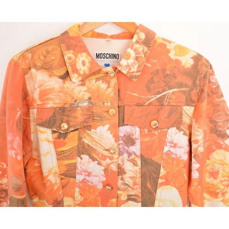 Vintage 1990s Moschino Denim jacket in a Beautiful Peach shade colour depicting a floral Peony flowers design. 

MADE IN ITALY

Features:
Long sleeves
Central line button fasten
Cropped fit
Breast pockets
Gold tone Moschino embossed