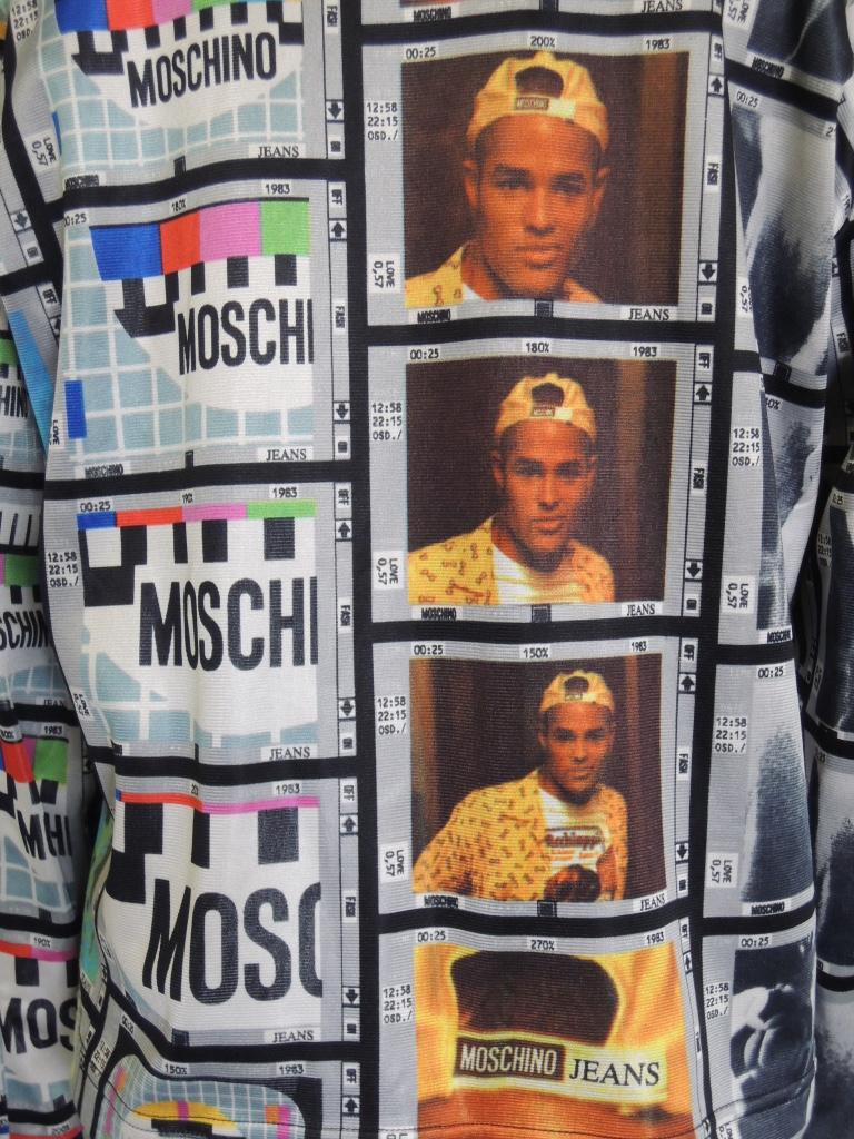 Veste de survêtement vintage Moschino Moving Images des années 1990 Unisexe en vente