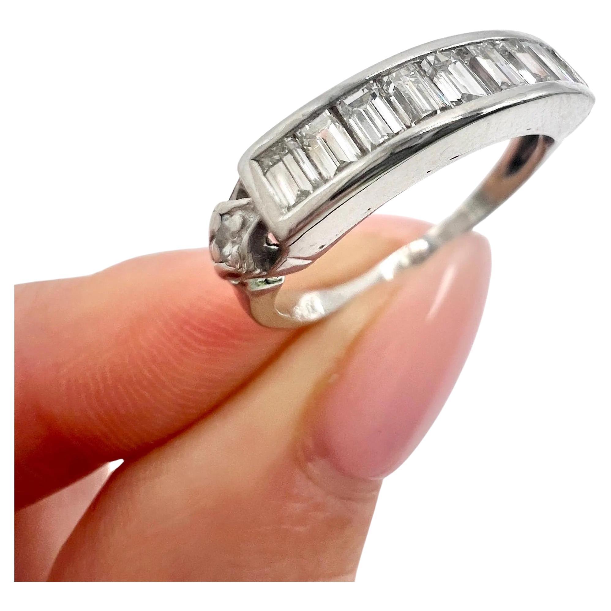 Anillo de media eternidad vintage de platino y diamantes talla esmeralda de los años 90