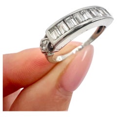 Anillo de media eternidad vintage de platino y diamantes talla esmeralda de los años 90