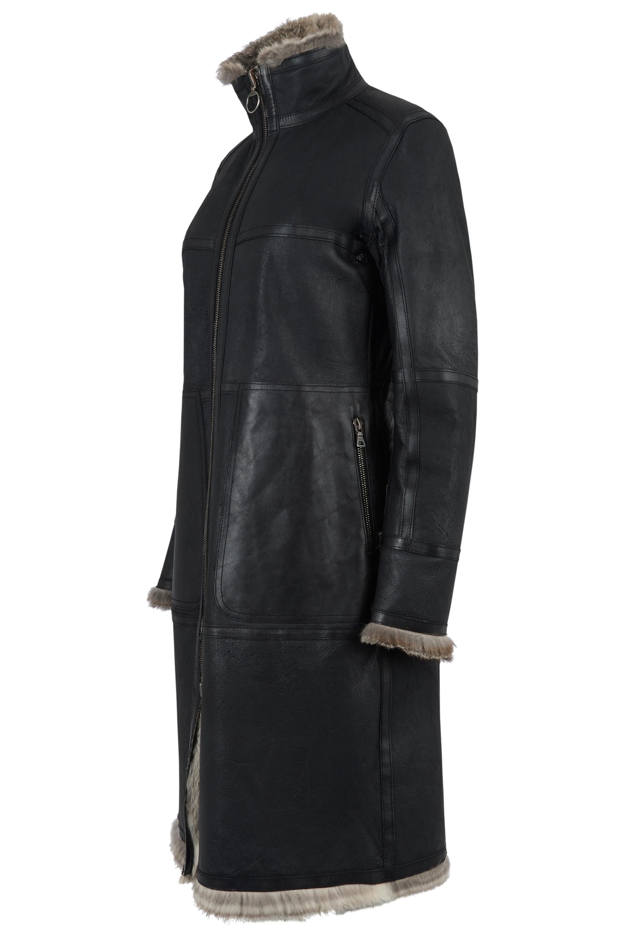 Vintage circa 1990's Prada leather coat. Ce manteau en cuir noir et en shearling véritable est réversible et comporte deux poches latérales zippées ainsi qu'une double fermeture à glissière sur le devant. 

Vintage, en excellent état.

Marque :