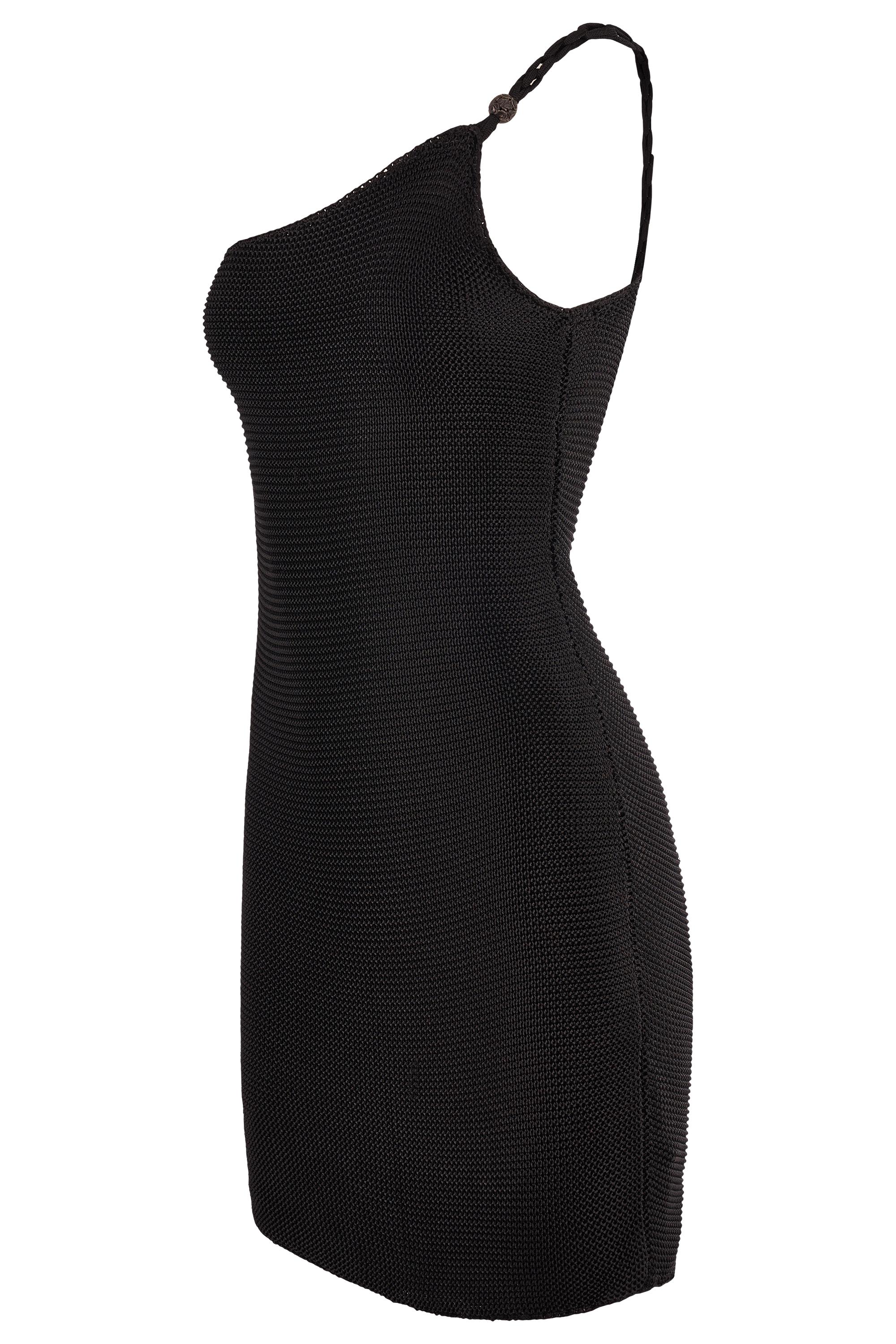 Robe Vintage Ralph Lauren en crochet à une épaule. Dotée d'une élégante silhouette à une épaule, cette robe est crochetée à la main de façon complexe dans un riche fil noir. Doublure intérieure en soie noire. La bandoulière unique est agrémentée de