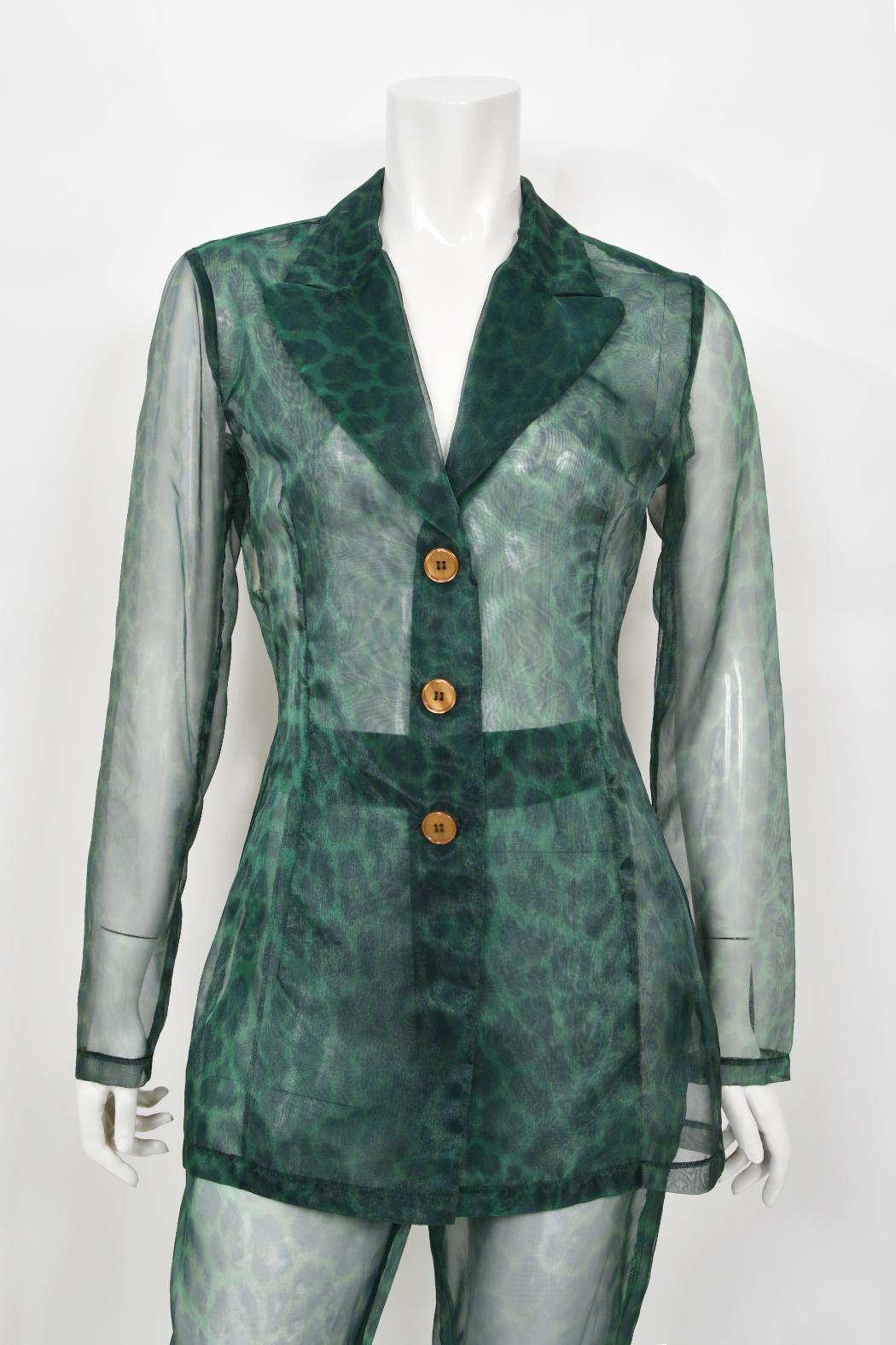Rarissime et incroyable combinaison pantalon à imprimé léopard vert transparent de Rifat Ozbek, datant de sa collection printemps-été 1995. Rifat Ozbek est un créateur de mode turc qui est entré à l'école d'architecture de Liverpool ; il en est