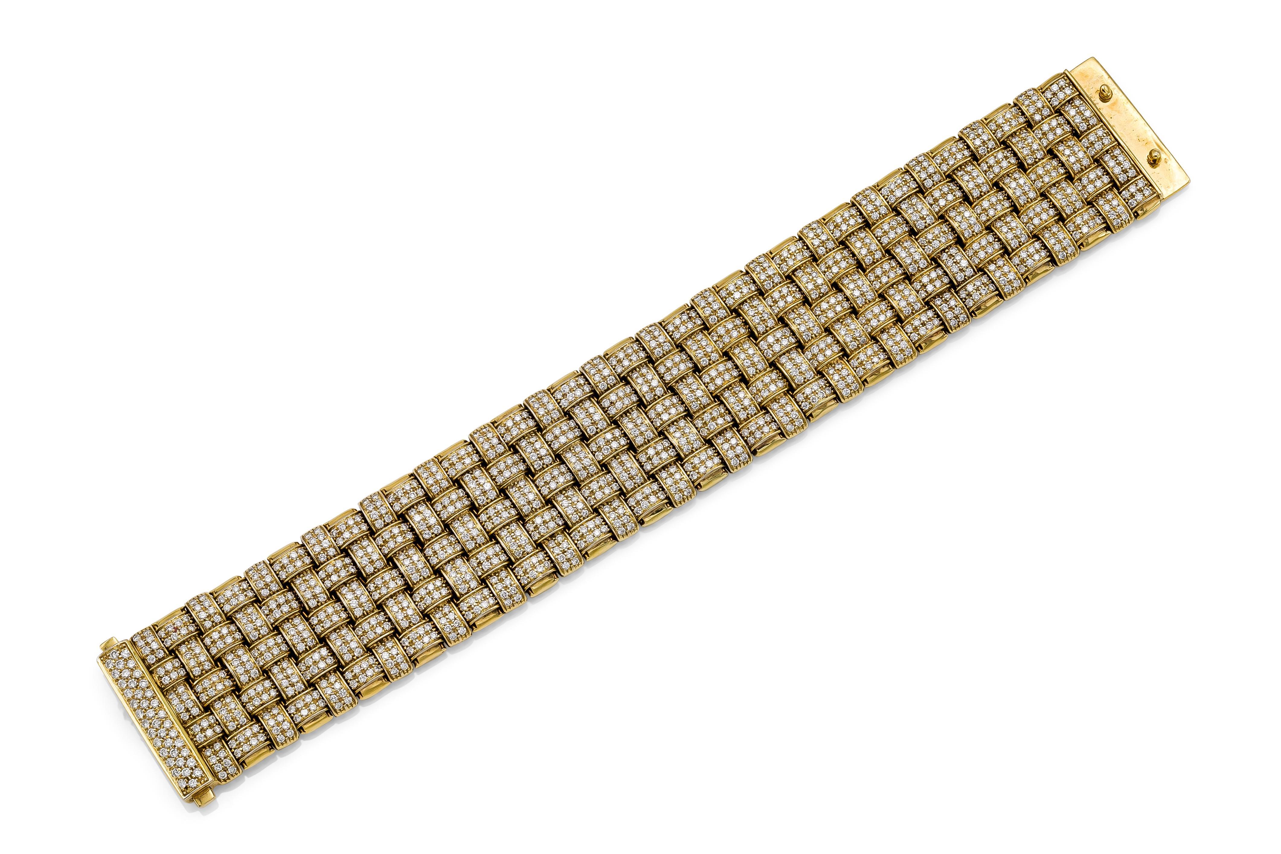 Fein gearbeitet in 18 Karat Gelbgold mit runden Diamanten im Brillantschliff mit einem Gesamtgewicht von ca. 20,00 Karat.
Signiert von Roberto Coin, aus seiner Appassionata-Sammlung
Circa 1990er Jahre
7 x 1 Zoll