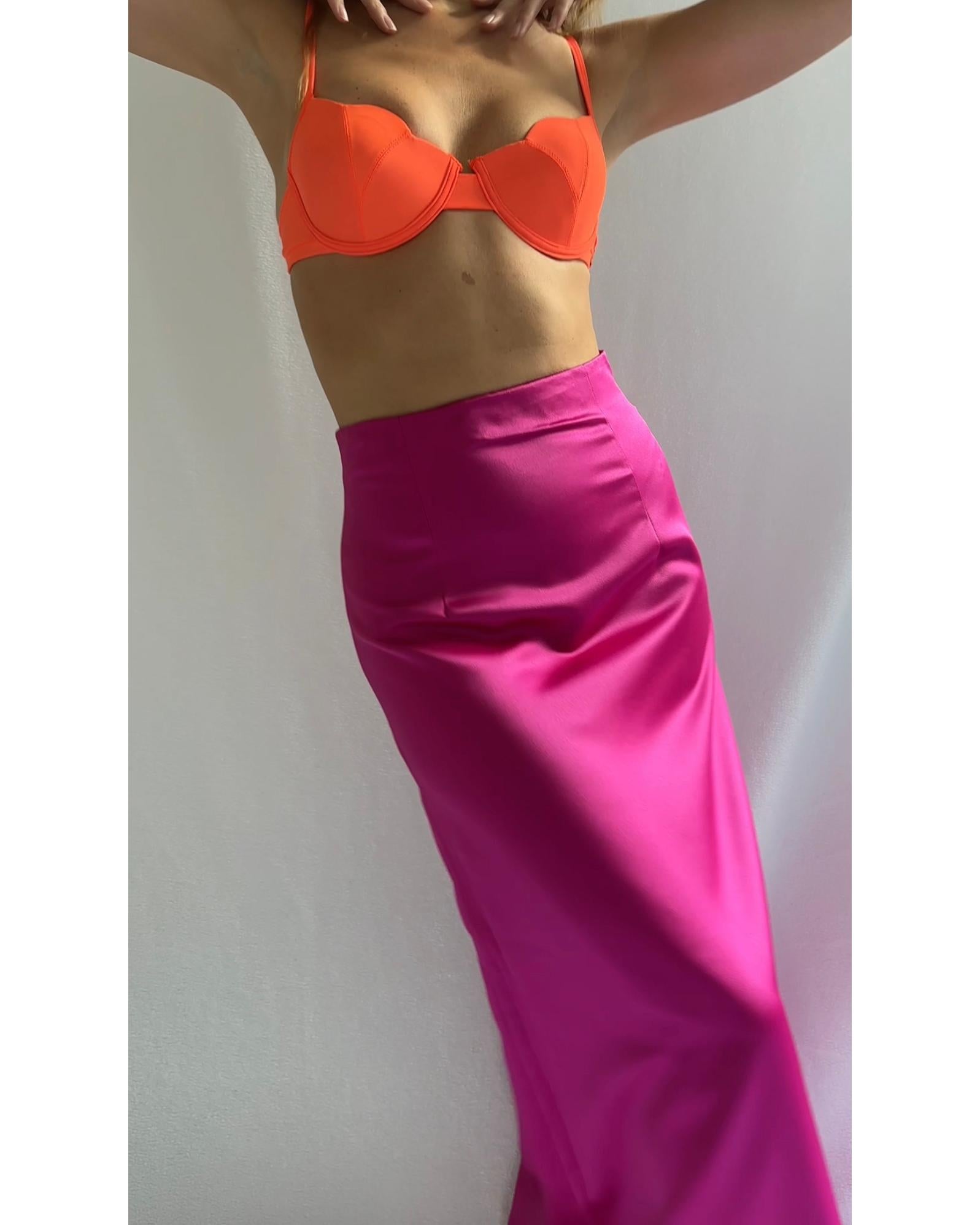 This vintage #Barbiecore satin column skirt is such an incredible color and I can't get enough— it's enhanced by the satin material's sheen and structure. This skirt was custom-made in the 1990s; the fit is really incredible, and it's so well made: