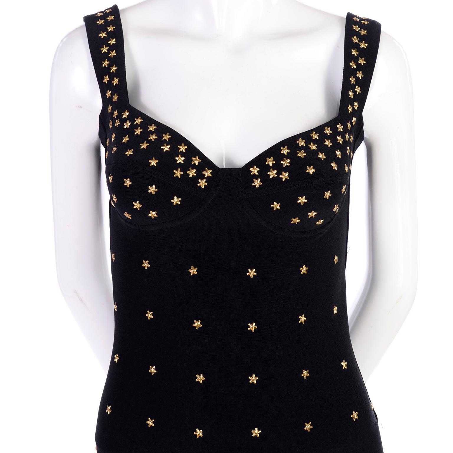 Dies ist ein fabelhaftes Tadashi Shoji schwarzes Stretch-Bodycon-Minikleid mit goldenen Stern-Nieten. Das Kleid erinnert an Versace und wir lieben die Art und Weise, wie das Kleid geschnitten ist und einen tiefen Rückenausschnitt hat. Rutscht über