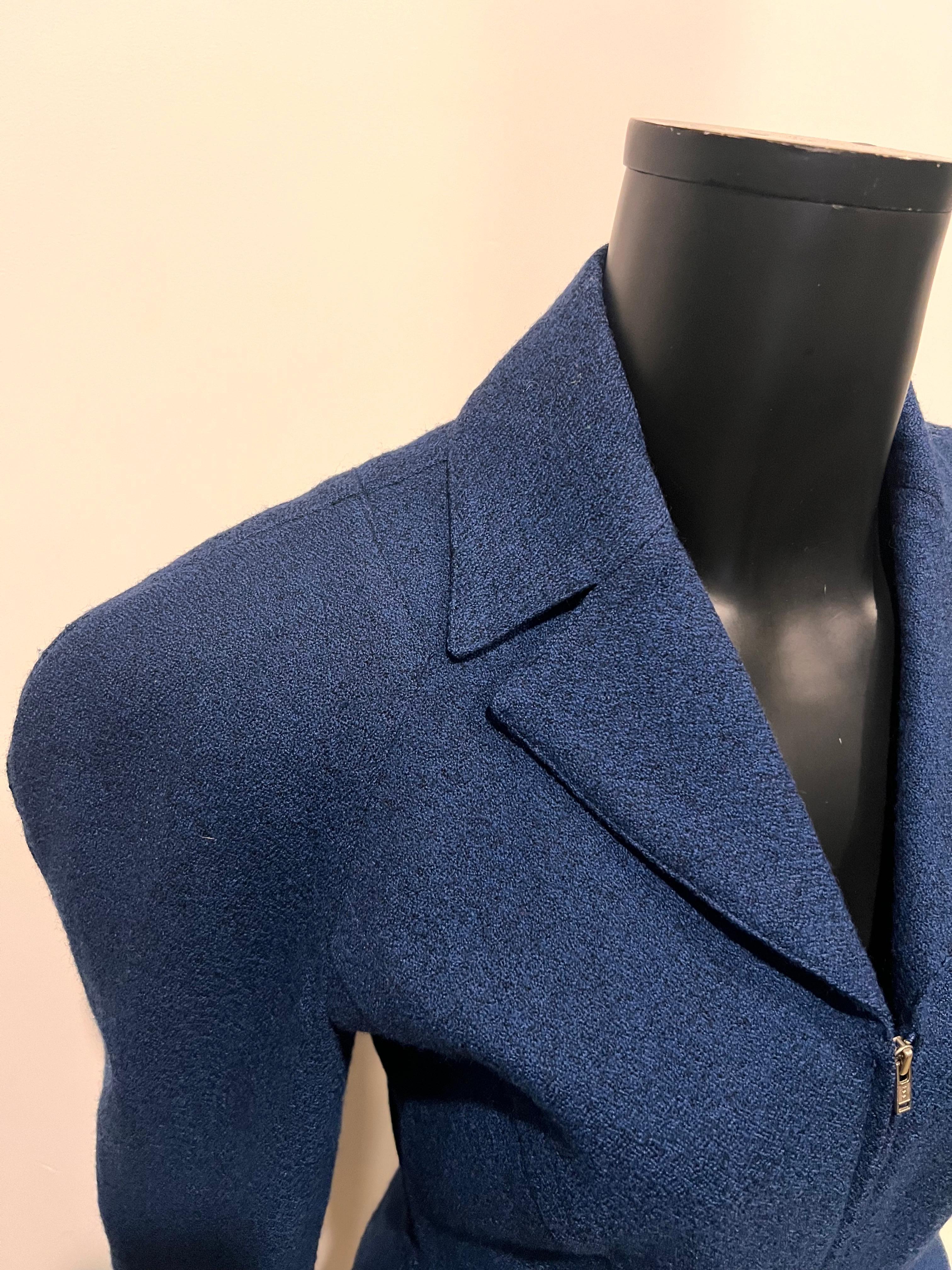 Très rare veste vintage des années 1990 de Thierry Mugler.

Magnifique tissu en laine de couleur sarcelle avec fermeture à glissière sur le devant et détails sculpturaux classiques de Mugler.
Silhouette étonnante et coupe flatteuse pour accentuer