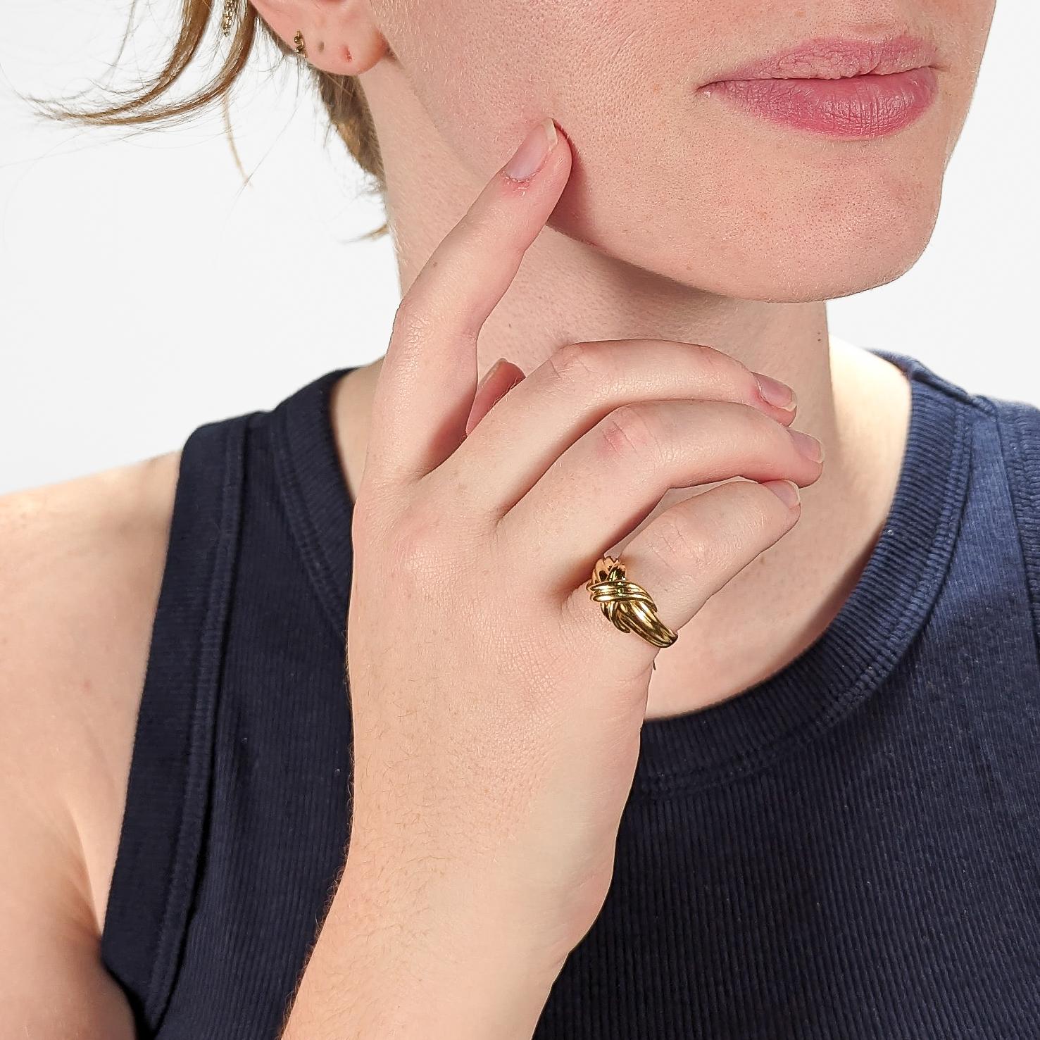 A very fine vintage 'X' ring.

By Tiffany & Co.

In 18k yellow gold.

Simply a classic design by Tiffany & Co.!

Date:
1990s

Overall Condition:
It is in overall good, as-pictured, used estate condition with some fine & light surface scratches and