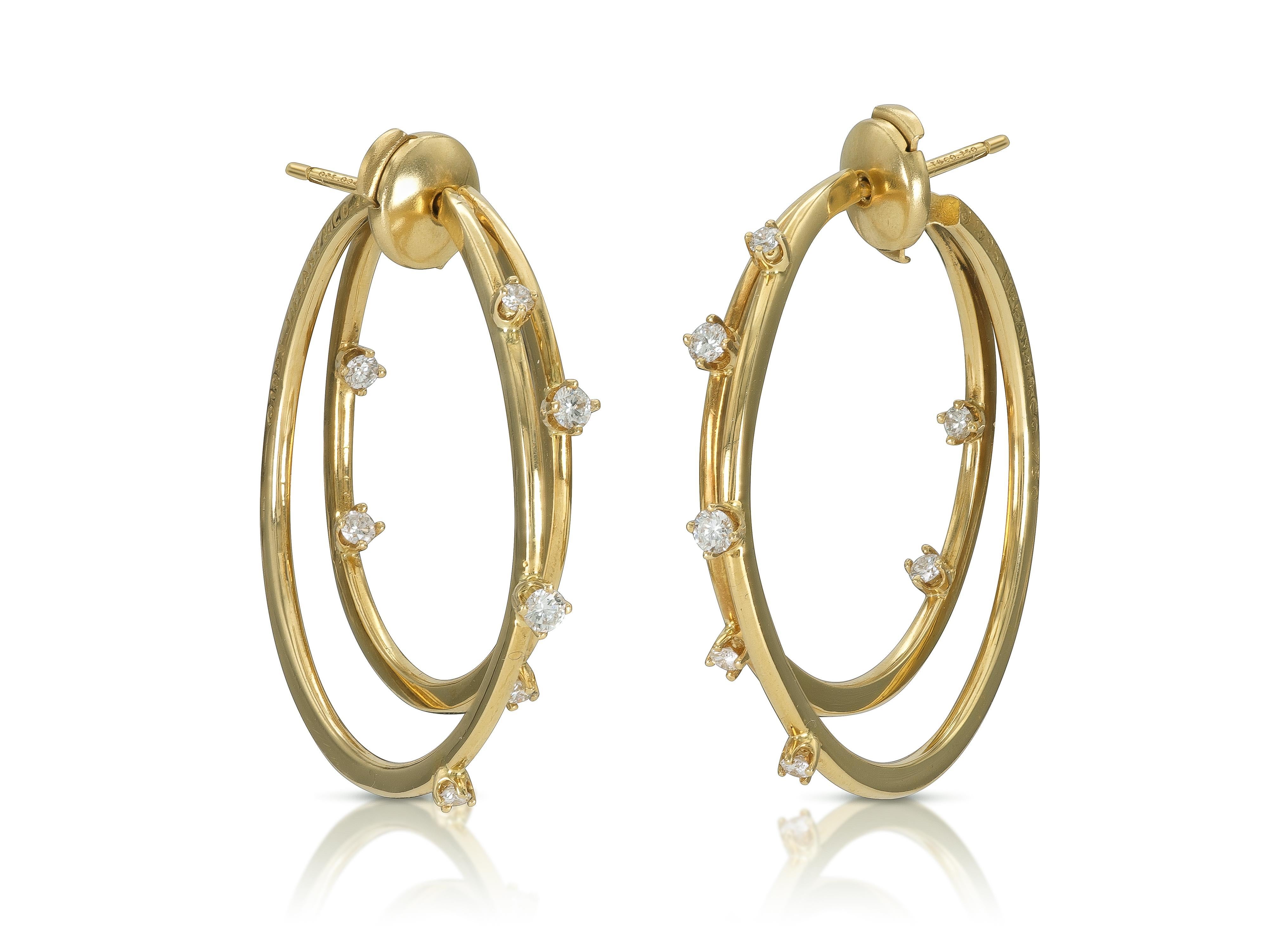 Fein gearbeitet aus 18 Karat Gelbgold und runden Diamanten im Brillantschliff mit einem Gesamtgewicht von etwa 0,70 Karat.
Signiert von Tiffany & Co.
Circa 1995
1 1/4 Zoll Durchmesser