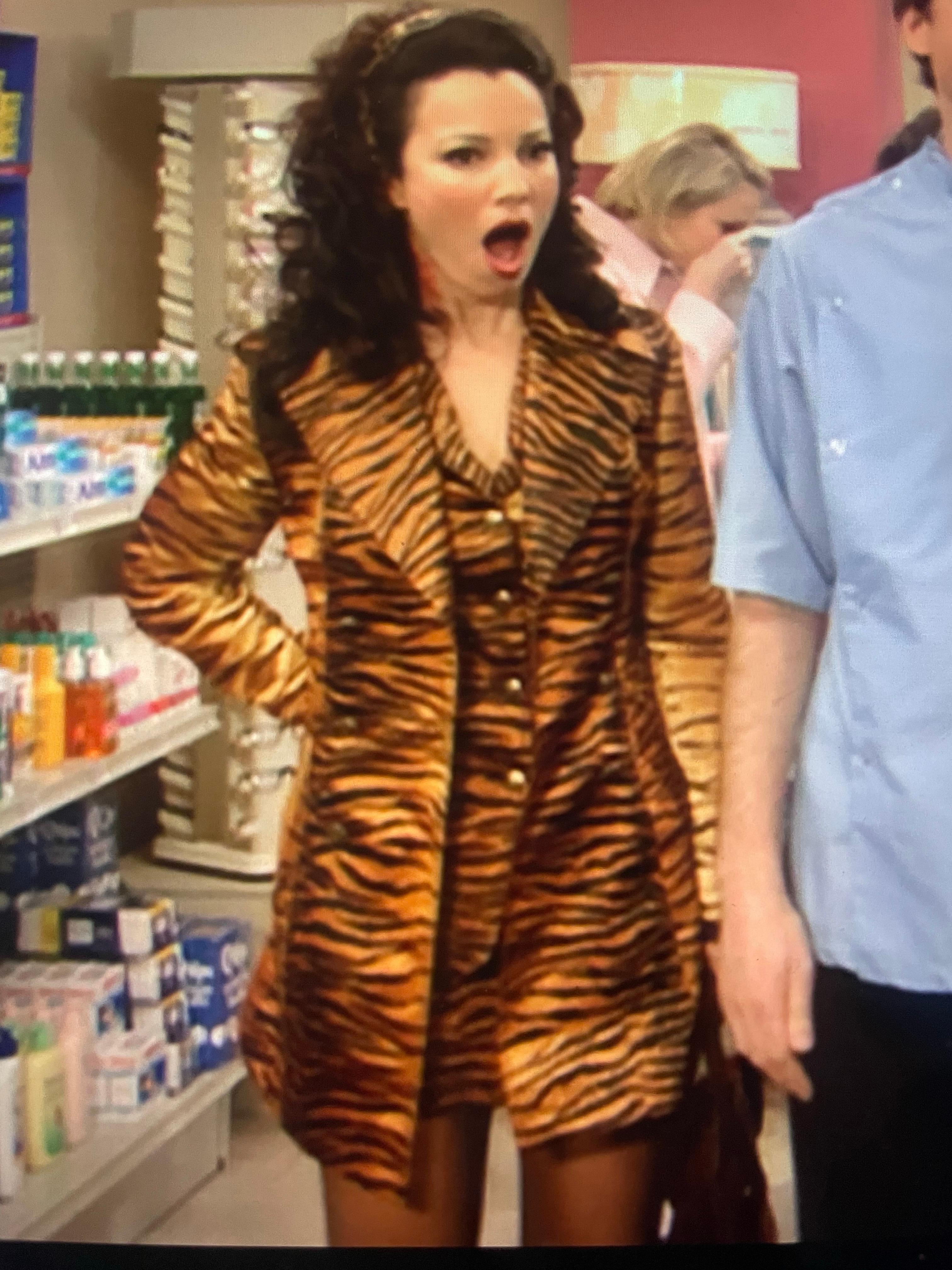 Vintage 1990s tiger print trench coat by Moschino Jeans in perfect condition, it has been seen on the hit sitcom The Nanny and  worn by the one and only Fran fine. 

Sizes : 
IT 42
FR 38
US 8
UK12


measurements laid flat in CM:

Shoulders : 40