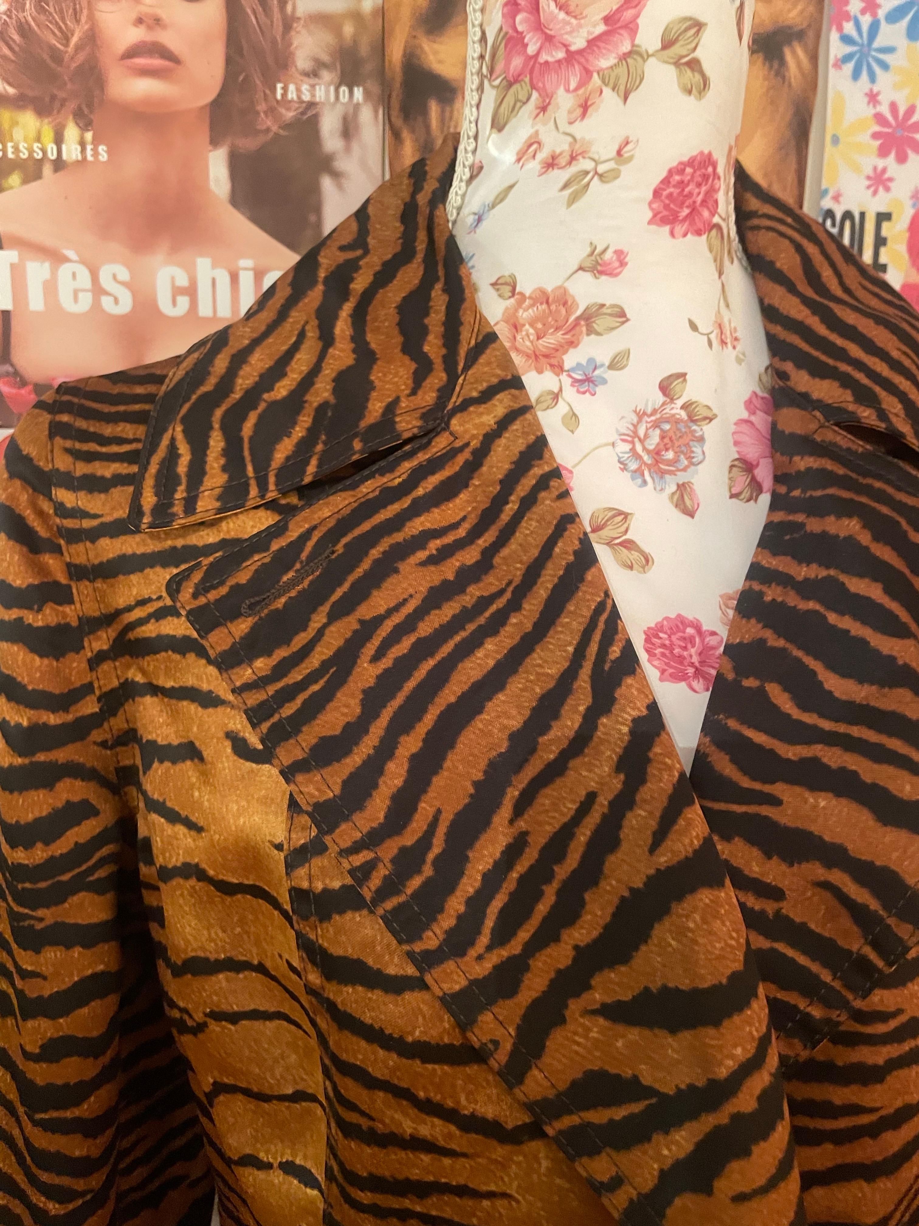 Vintage 1990s tiger print trench coat  Moschino Jeans In Excellent Condition In LAGNY-SUR-MARNE, FR
