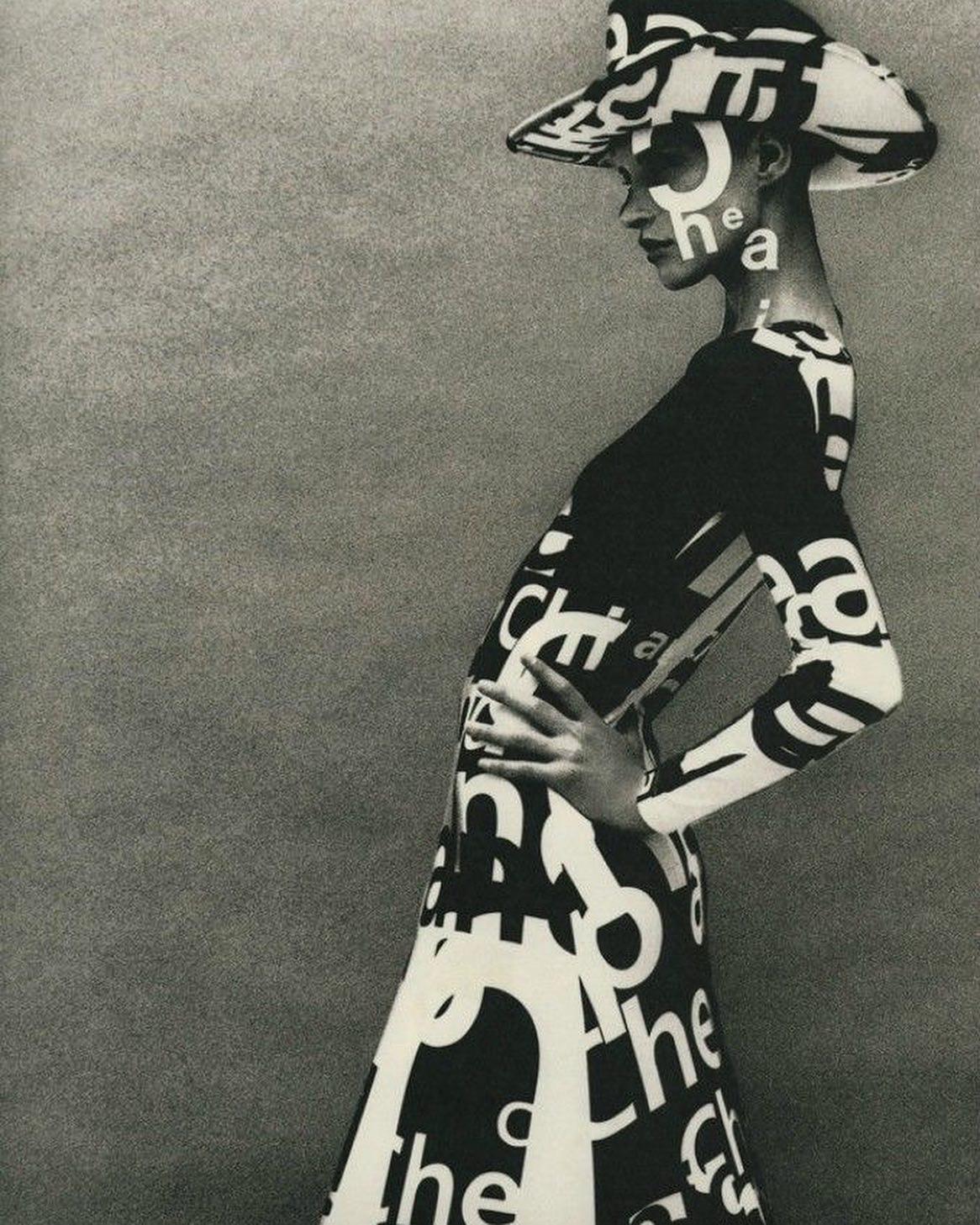 Vintage-Samt aus den 1990er Jahren  Röcke von Moschino (Beige) im Angebot